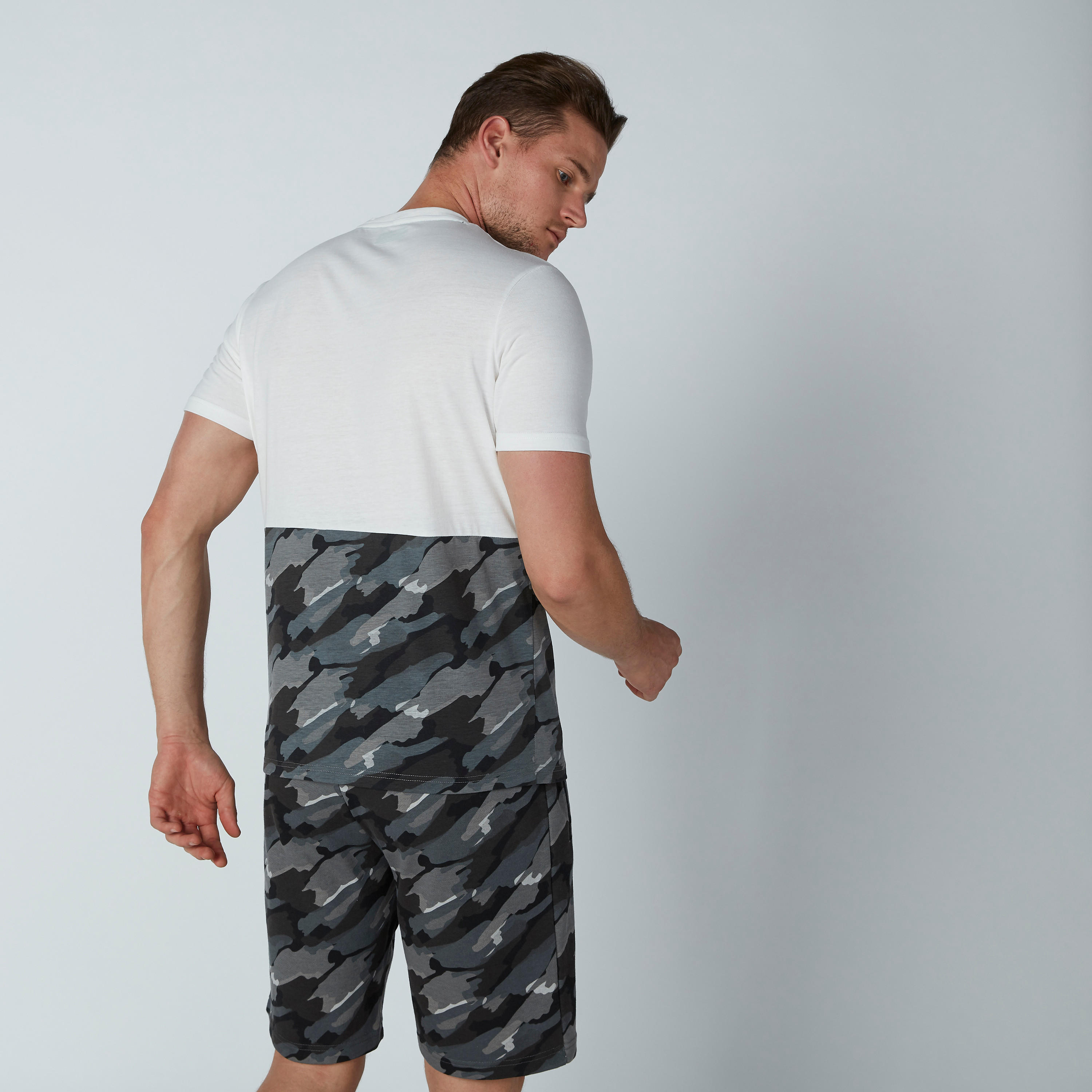 تيشيرت بأكمام قصيرة وطبعات مموّهة من كابا-men-clothing-tshirtsandpolos-tshirts-image-4