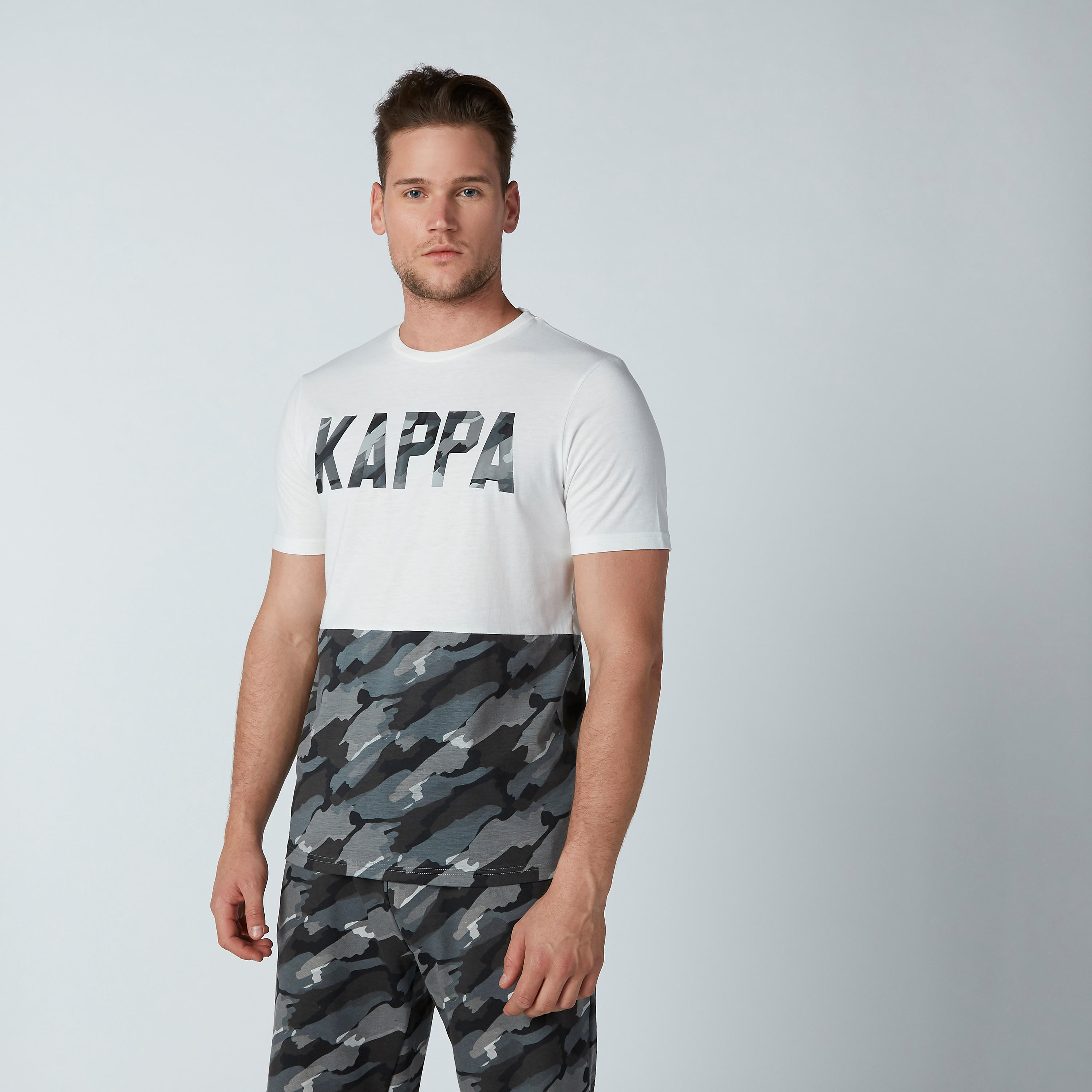 تيشيرت بأكمام قصيرة وطبعات مموّهة من كابا-men-clothing-tshirtsandpolos-tshirts-image-2