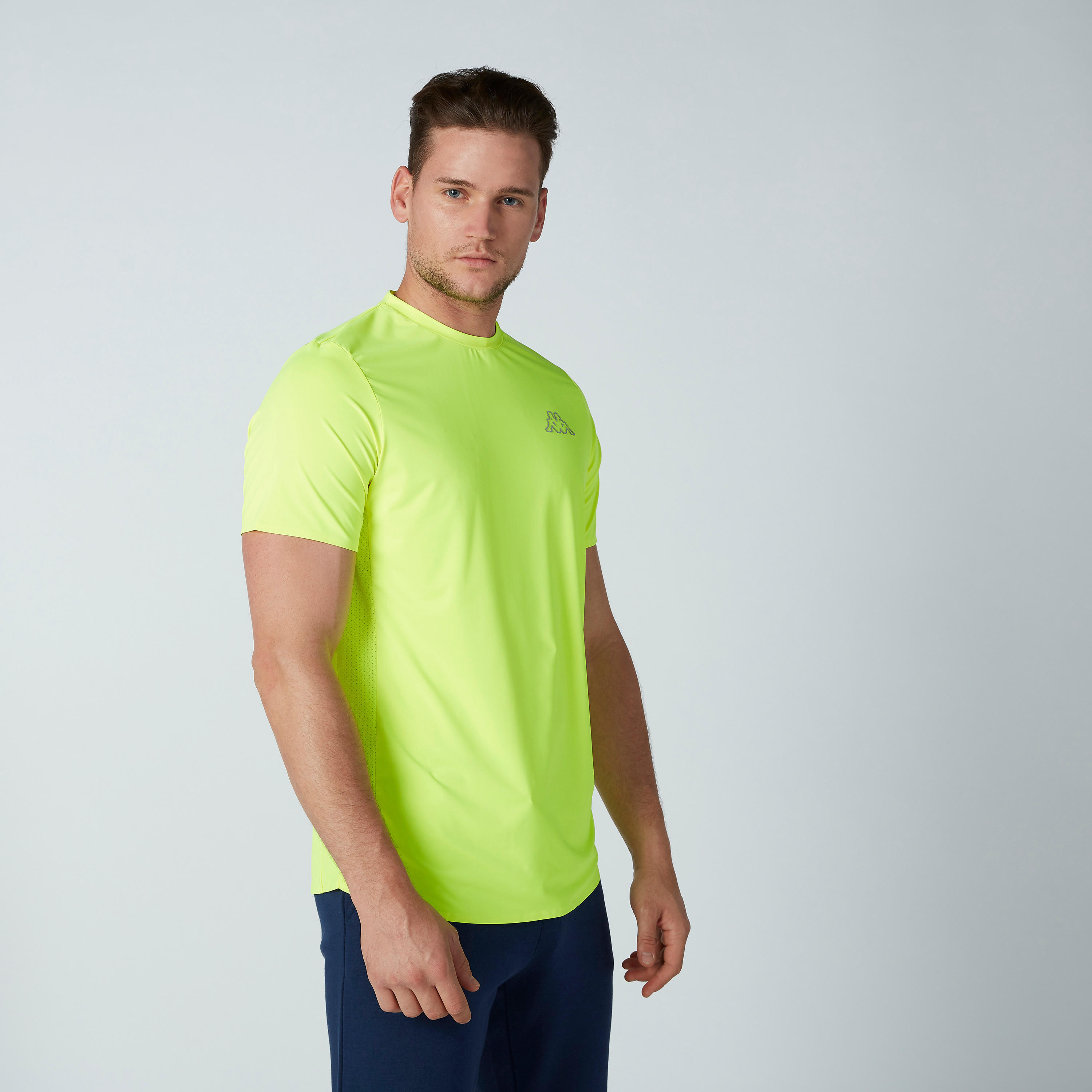 تيشيرت بياقة ضيّقة وطبعات من كابا-men-clothing-sportswearandactivewear-tshirtsandpolos-image-1