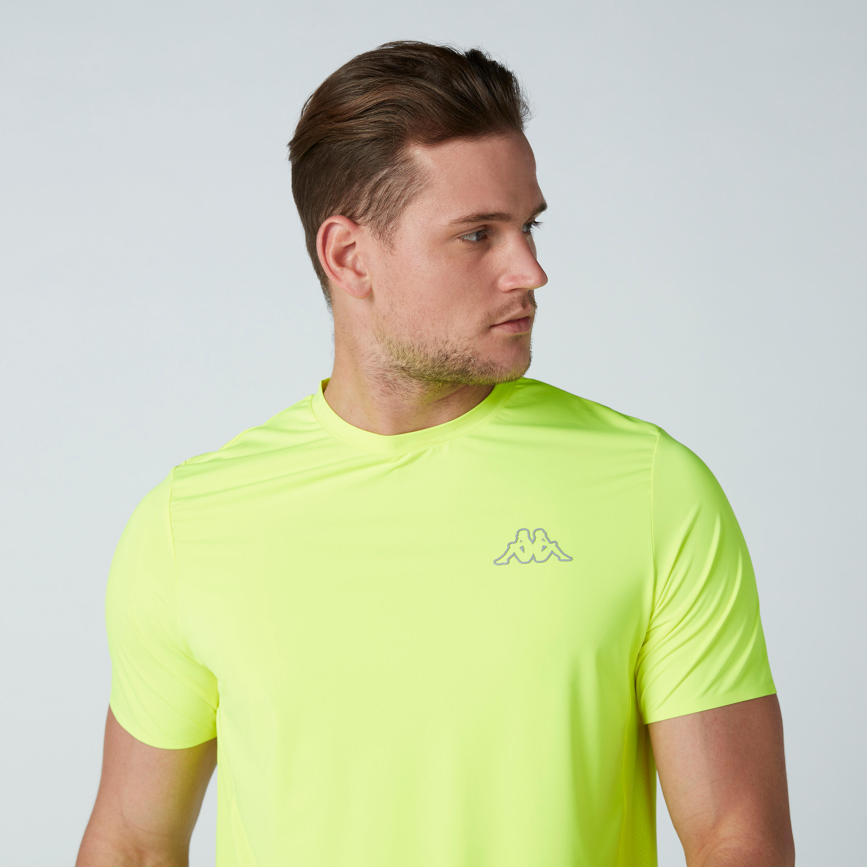 تيشيرت بياقة ضيّقة وطبعات من كابا-men-clothing-sportswearandactivewear-tshirtsandpolos-image-2