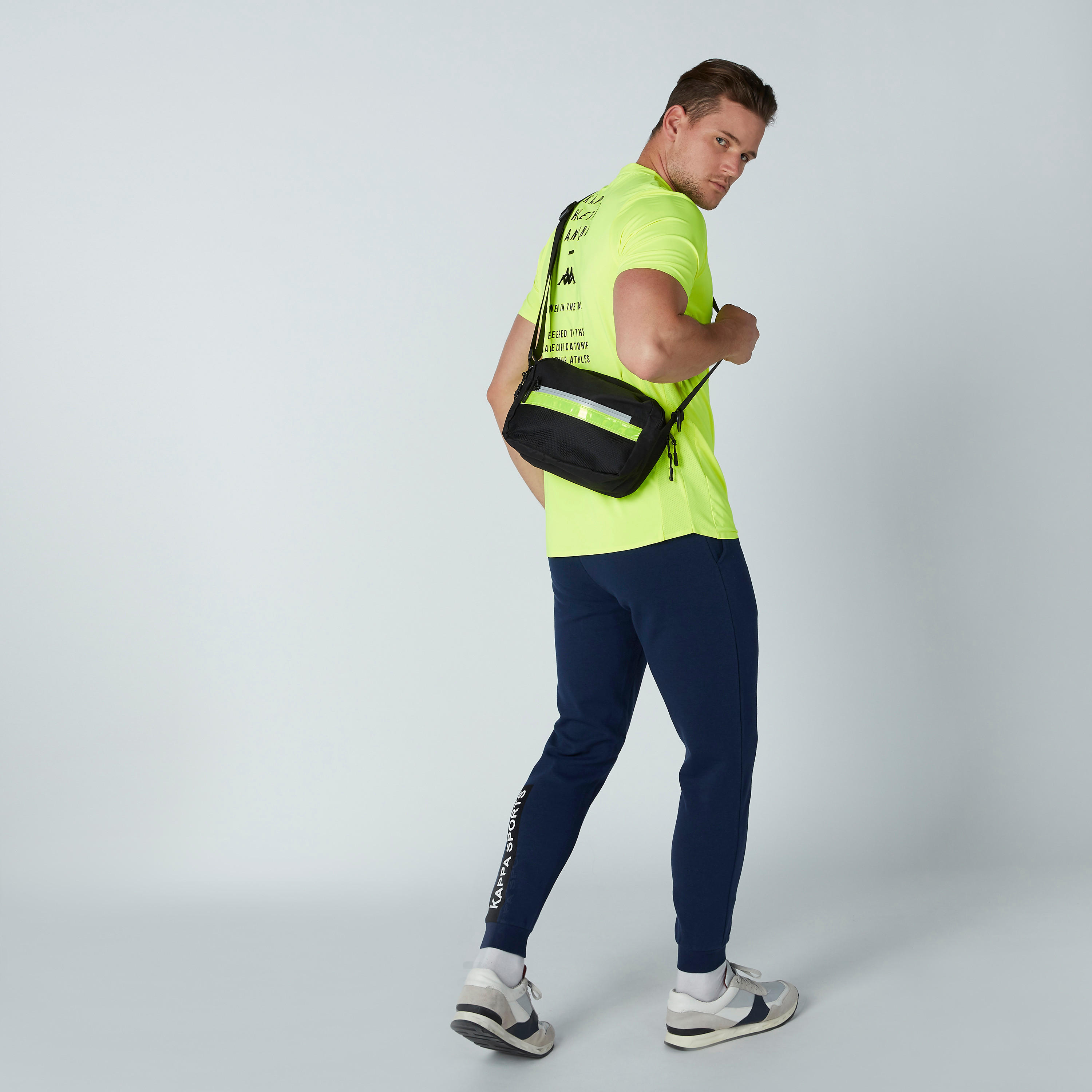 تيشيرت بياقة ضيّقة وطبعات من كابا-men-clothing-sportswearandactivewear-tshirtsandpolos-image-3