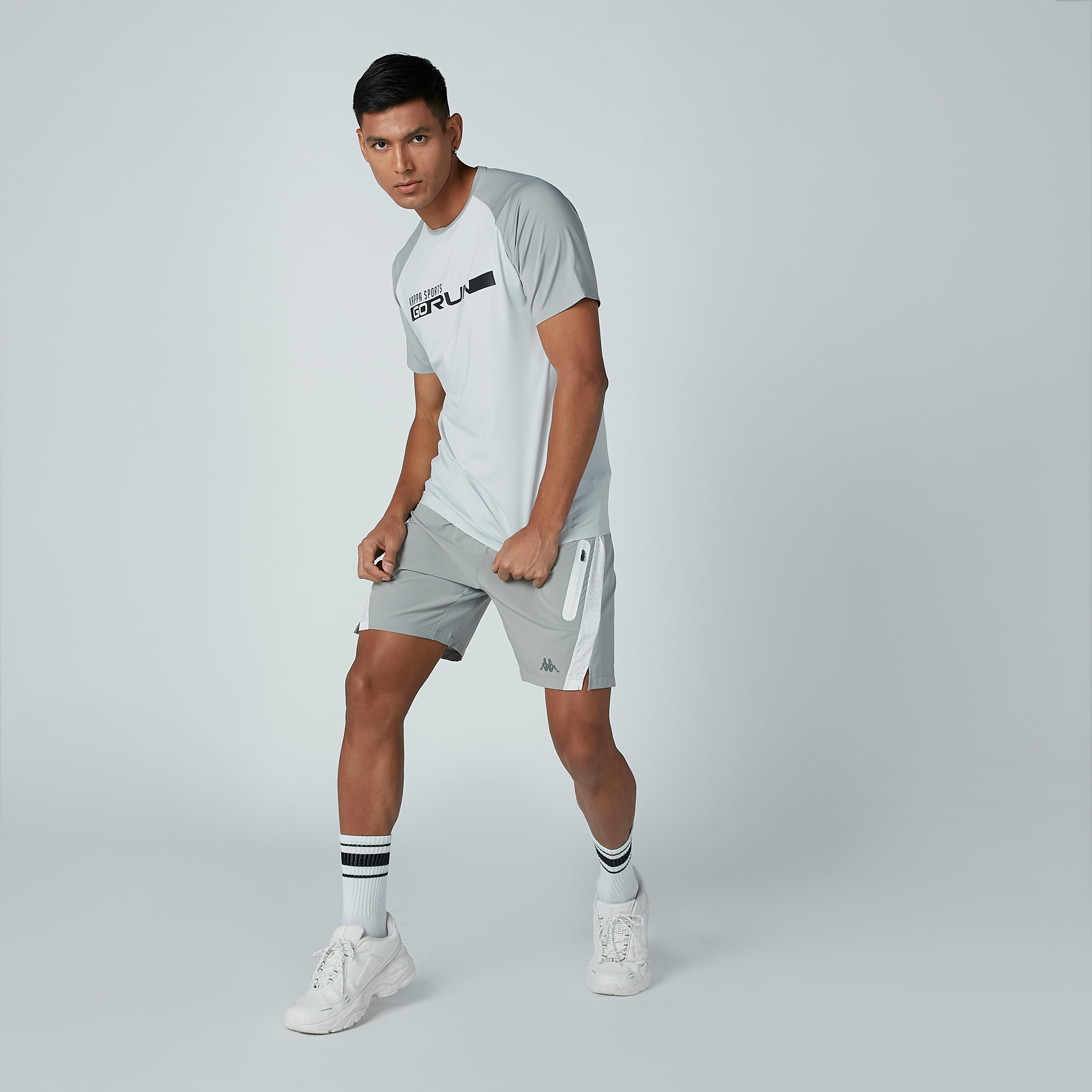 تيشيرت بياقة مستديرة وأكمام مغايرة وطبعات من كابا-men-clothing-tshirtsandpolos-tshirts-image-1