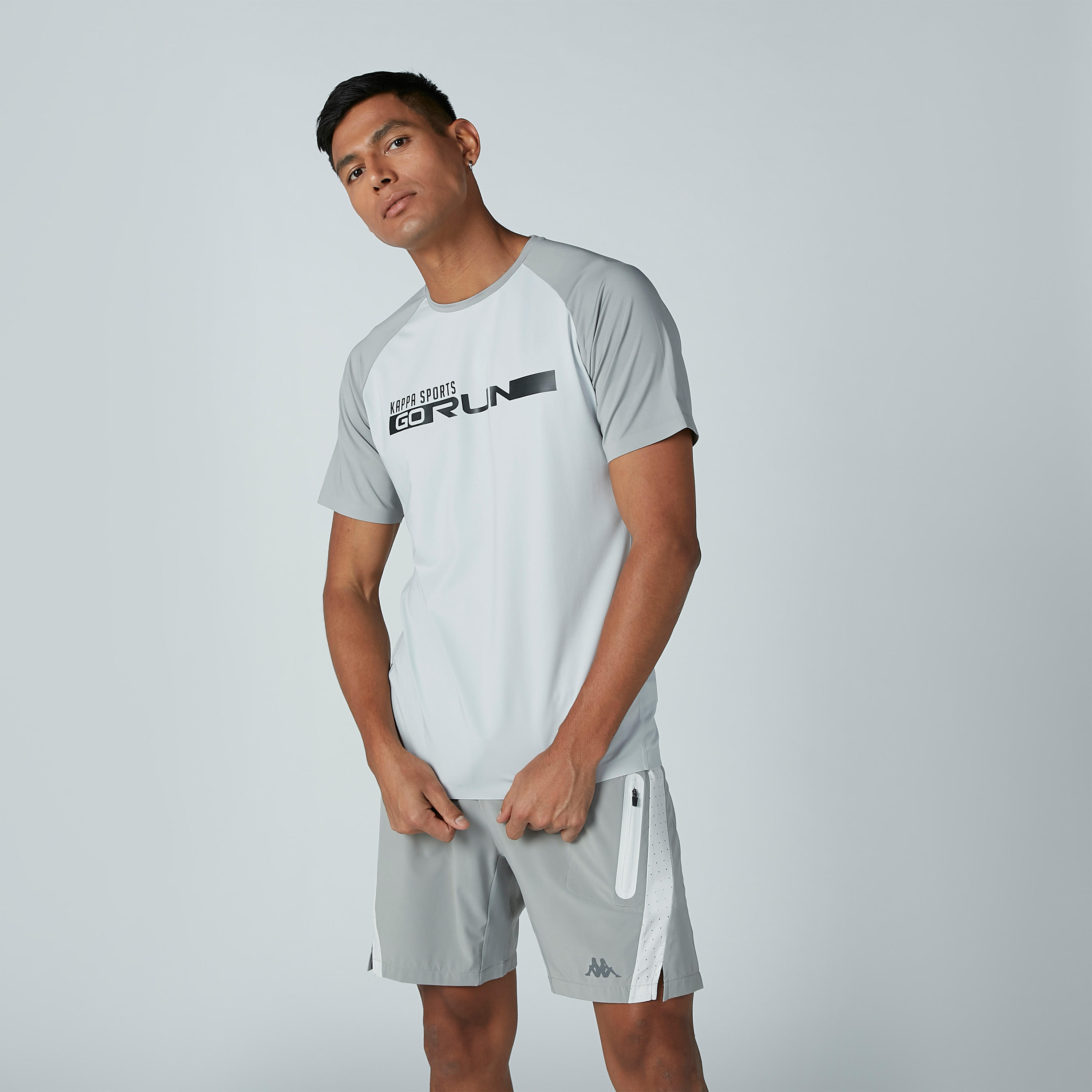 تيشيرت بياقة مستديرة وأكمام مغايرة وطبعات من كابا-men-clothing-tshirtsandpolos-tshirts-image-2