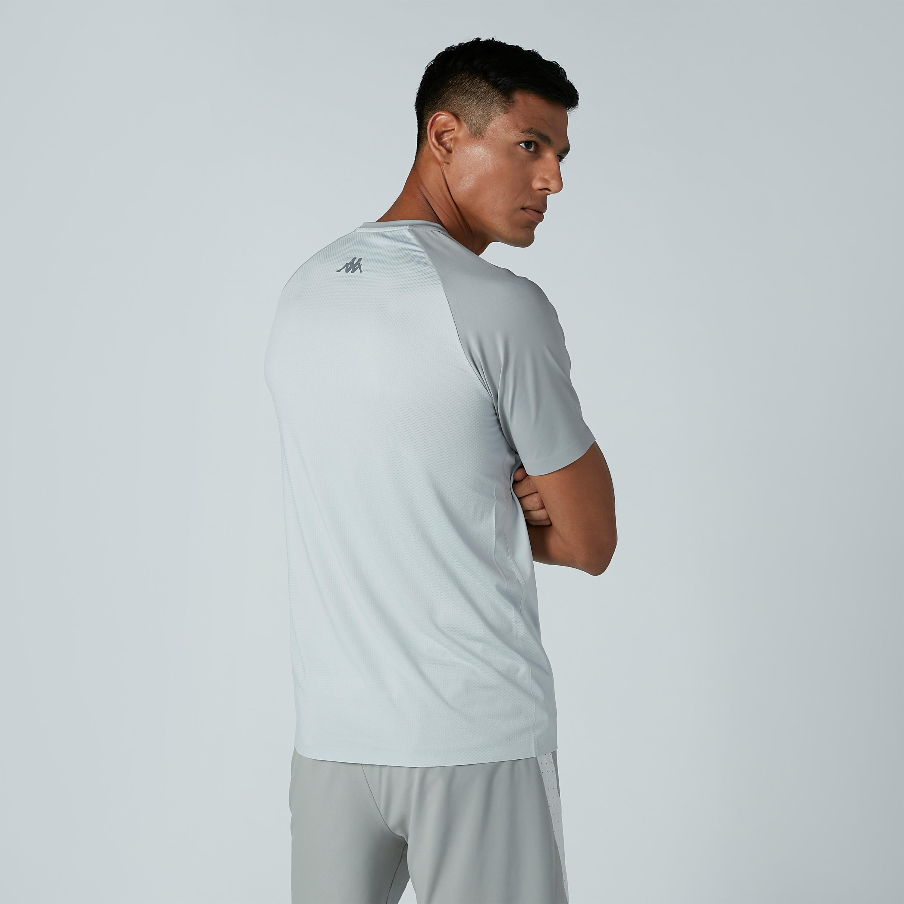 تيشيرت بياقة مستديرة وأكمام مغايرة وطبعات من كابا-men-clothing-tshirtsandpolos-tshirts-image-4