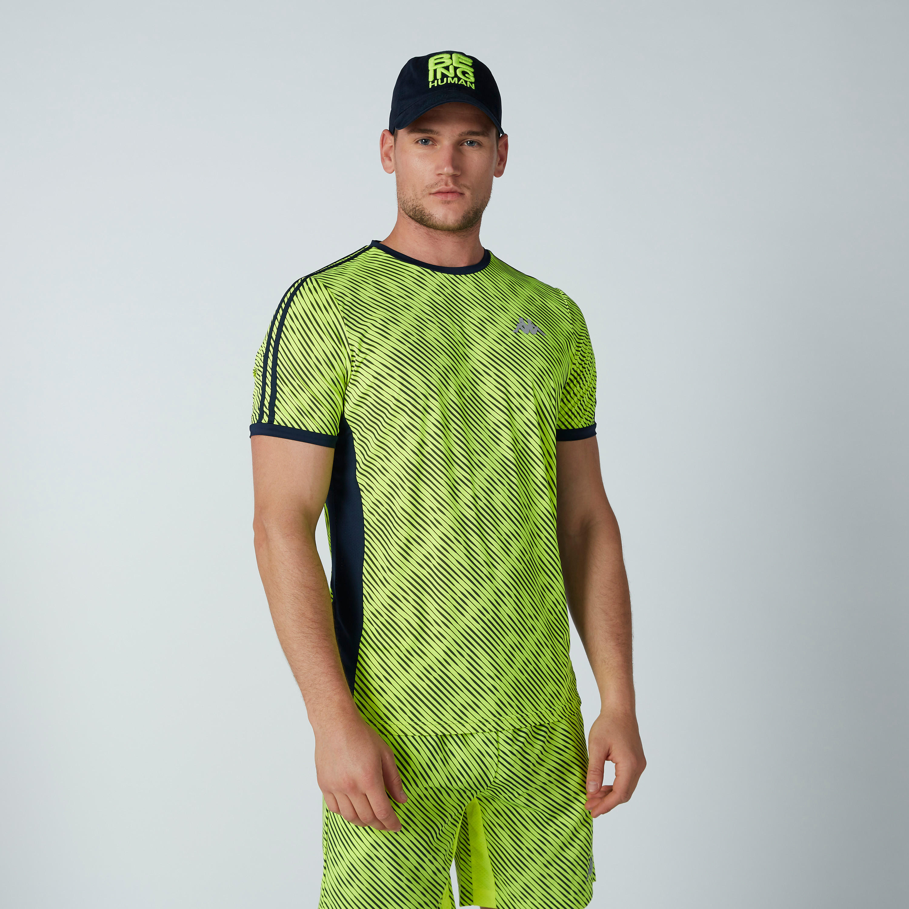 تيشيرت بأكمام قصيرة وتزيينات مقلّمة وطبعات من كابا-men-clothing-sportswearandactivewear-tshirtsandpolos-image-1