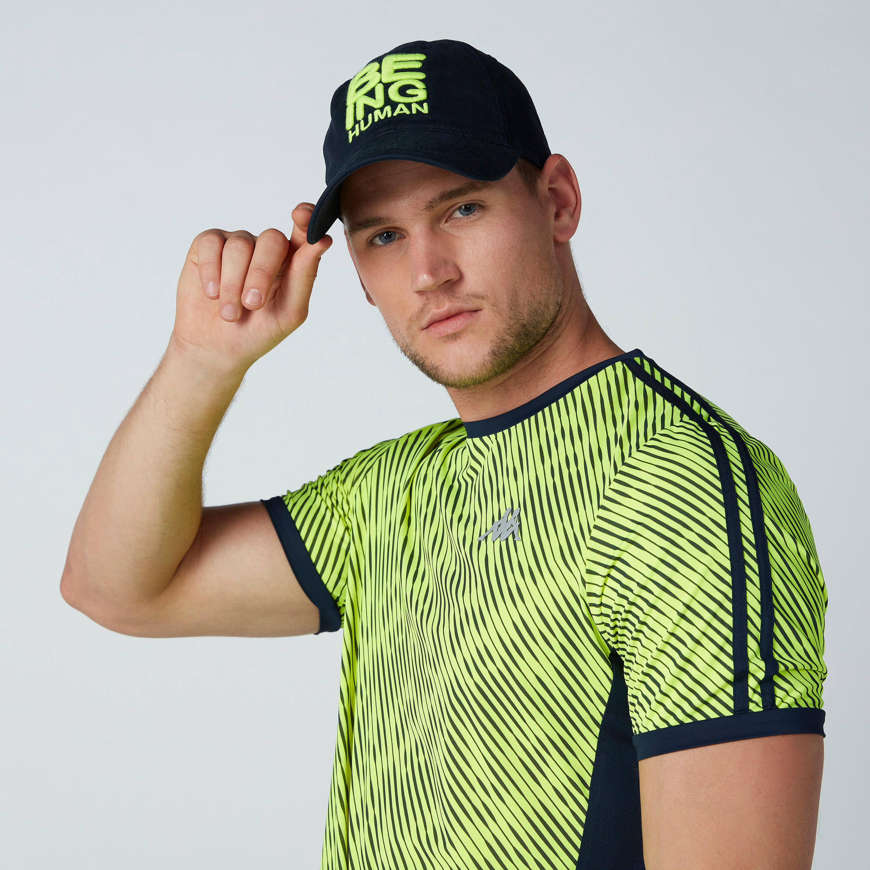 تيشيرت بأكمام قصيرة وتزيينات مقلّمة وطبعات من كابا-men-clothing-sportswearandactivewear-tshirtsandpolos-image-2
