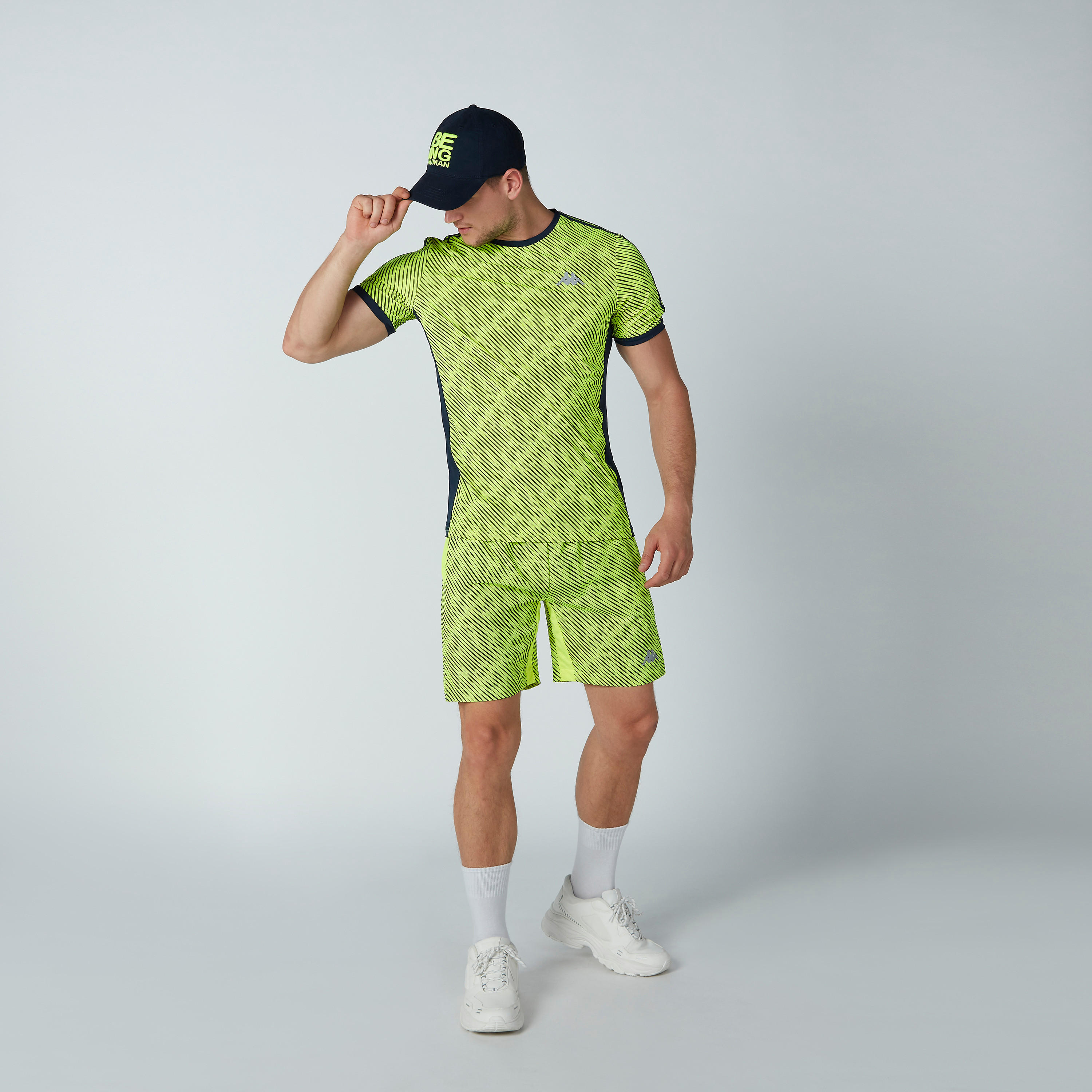 تيشيرت بأكمام قصيرة وتزيينات مقلّمة وطبعات من كابا-men-clothing-sportswearandactivewear-tshirtsandpolos-image-4