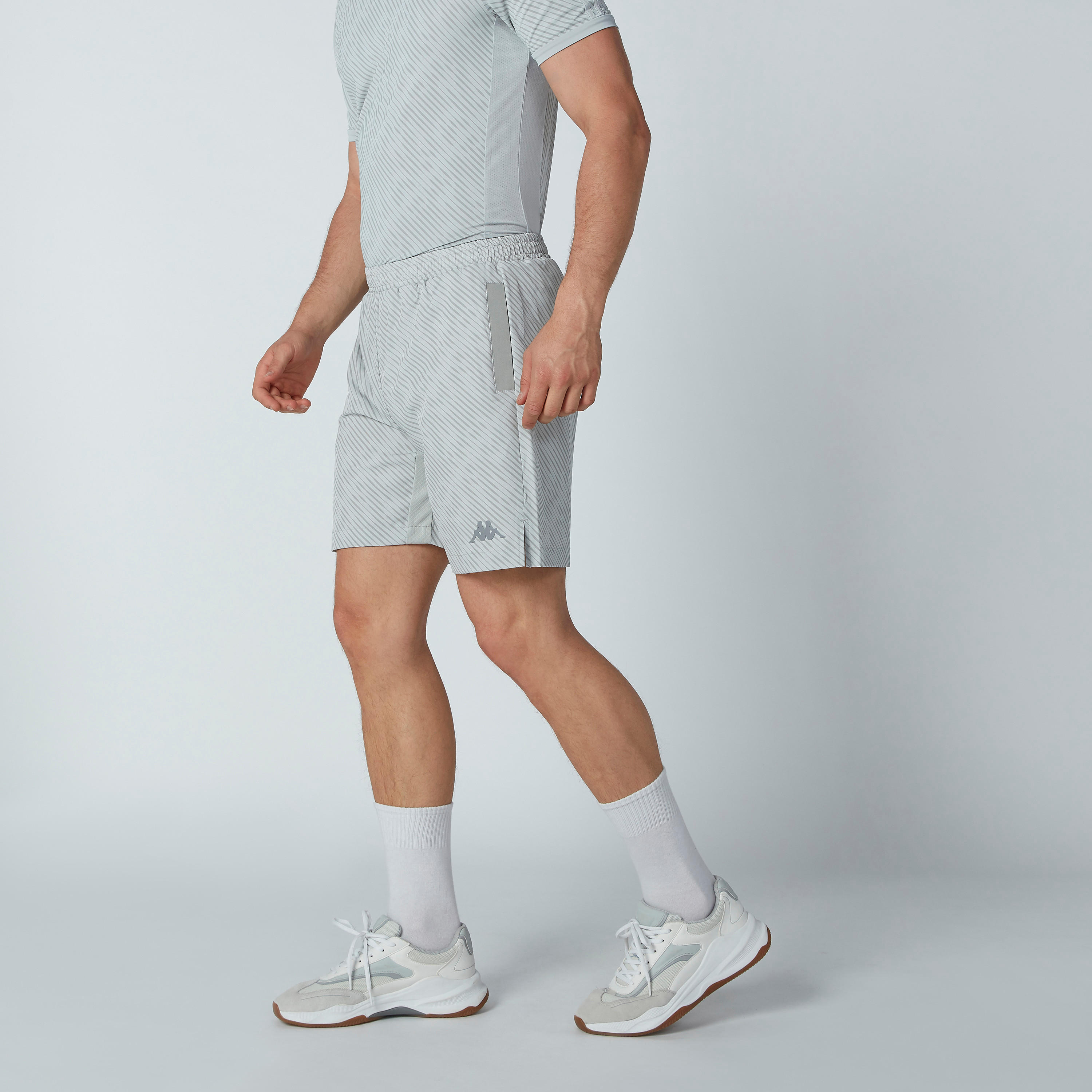 شورت بسحّاب وجيوب وطبعات من كابا-men-clothing-sportswearandactivewear-bottoms-image-3