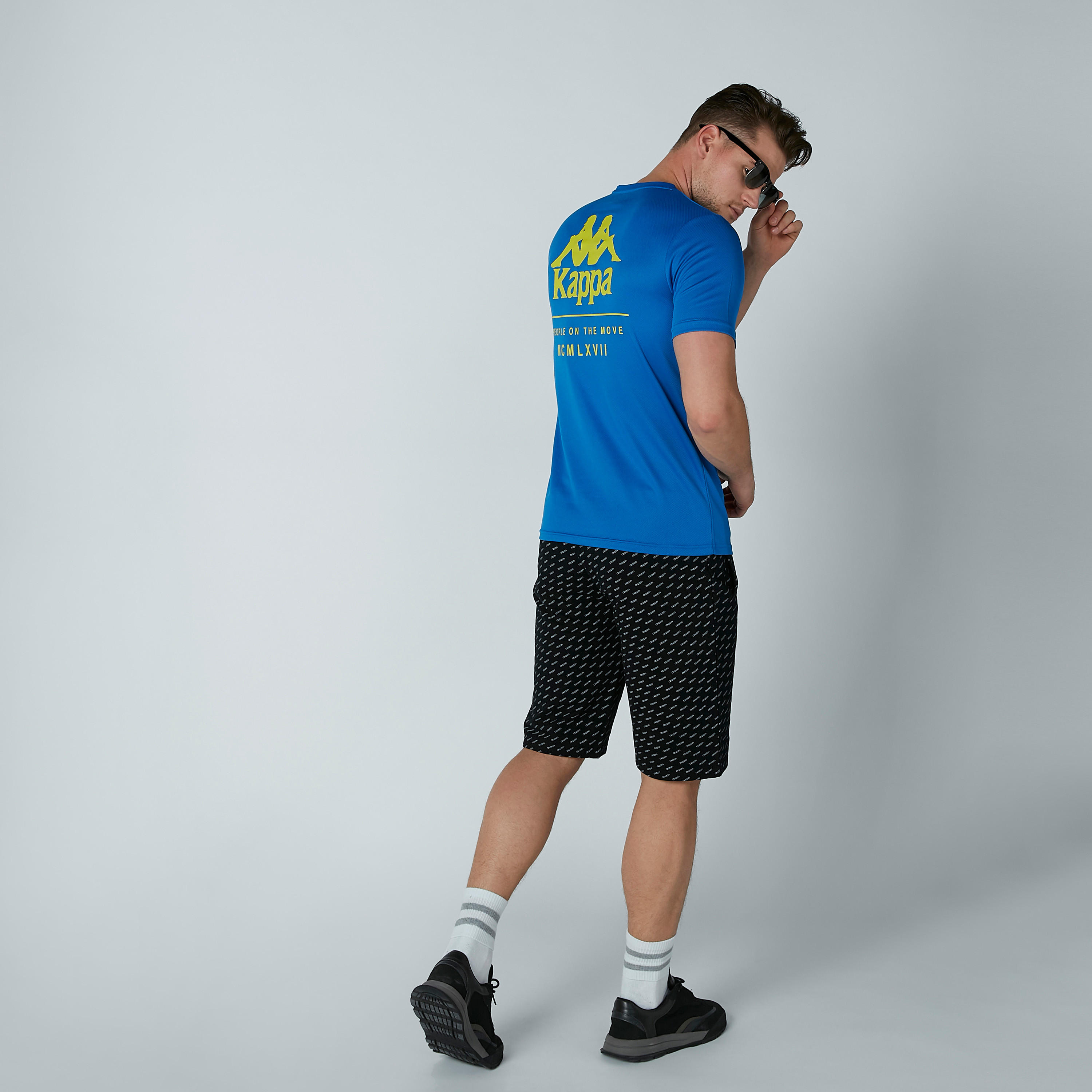 تيشيرت بياقة ضيّقة وأكمام قصيرة وطبعات من كابا-men-clothing-tshirtsandpolos-tshirts-image-2