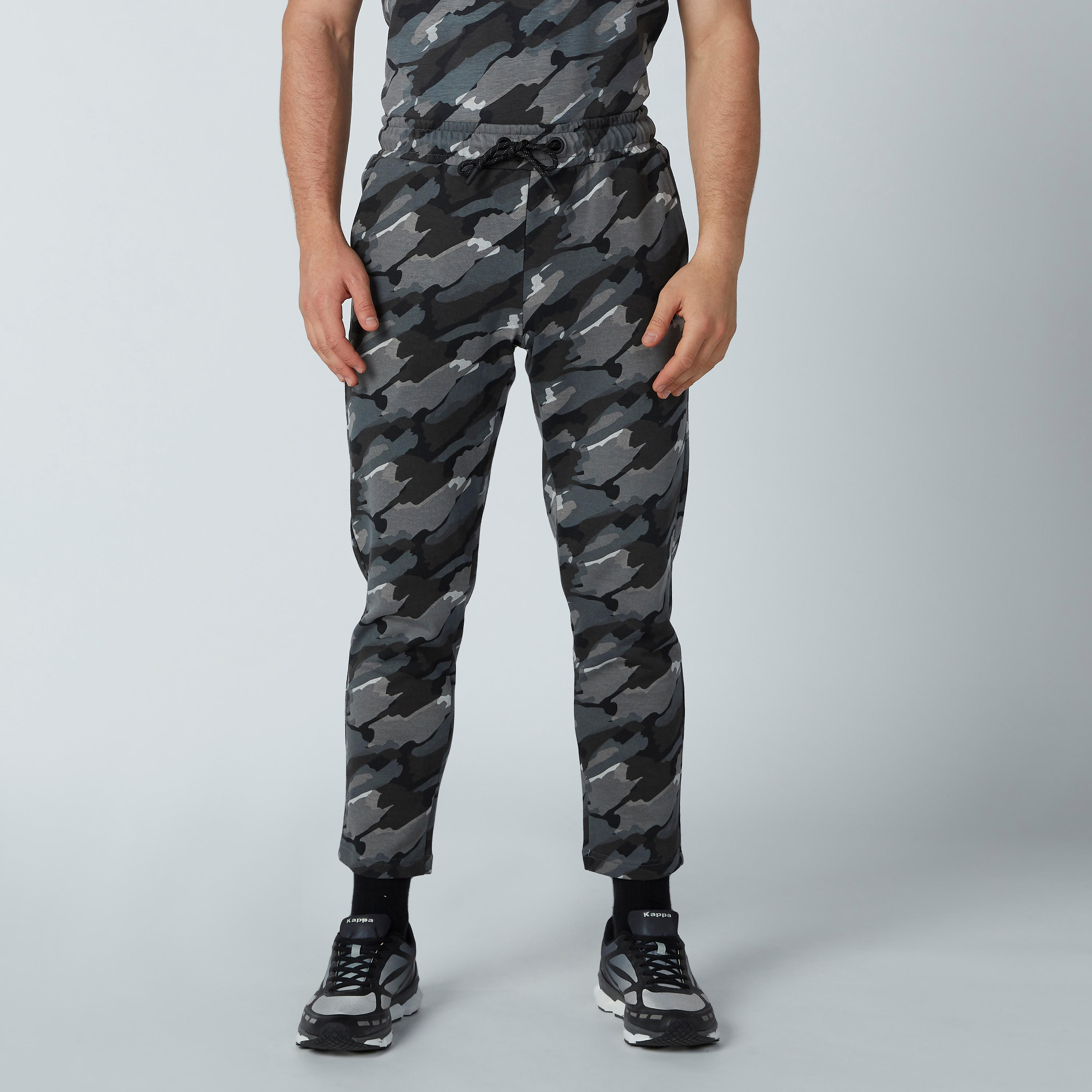 بنطال رياضي بجيوب وطبعات مموّهة من كابا-men-clothing-sportswearandactivewear-bottoms-image-1