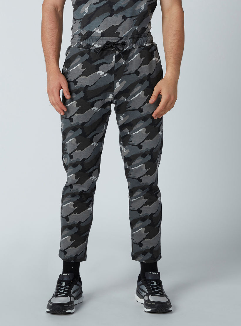 بنطال رياضي بجيوب وطبعات مموّهة من كابا-men-clothing-sportswearandactivewear-bottoms-image-1