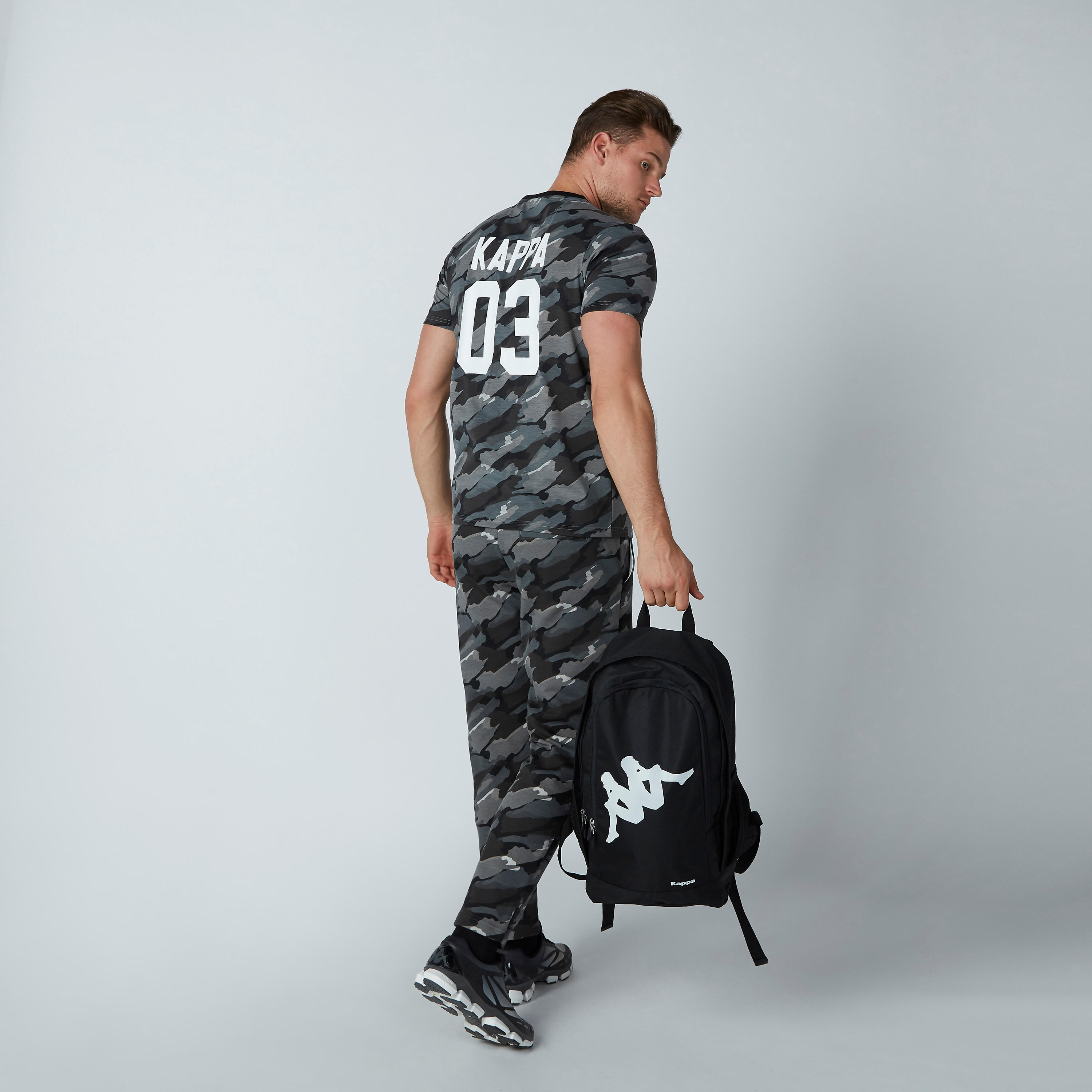 بنطال رياضي بجيوب وطبعات مموّهة من كابا-men-clothing-sportswearandactivewear-bottoms-image-2