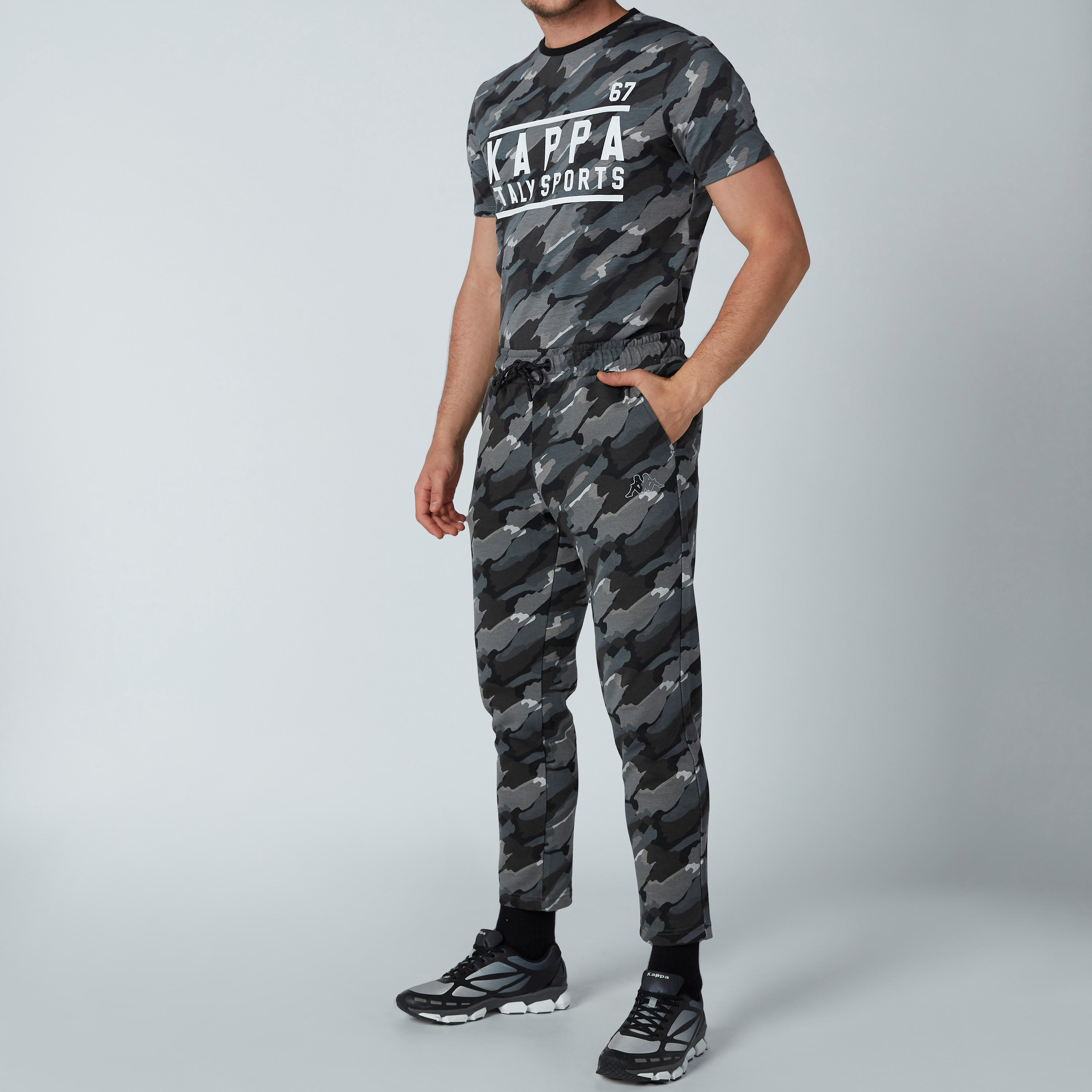 بنطال رياضي بجيوب وطبعات مموّهة من كابا-men-clothing-sportswearandactivewear-bottoms-image-3