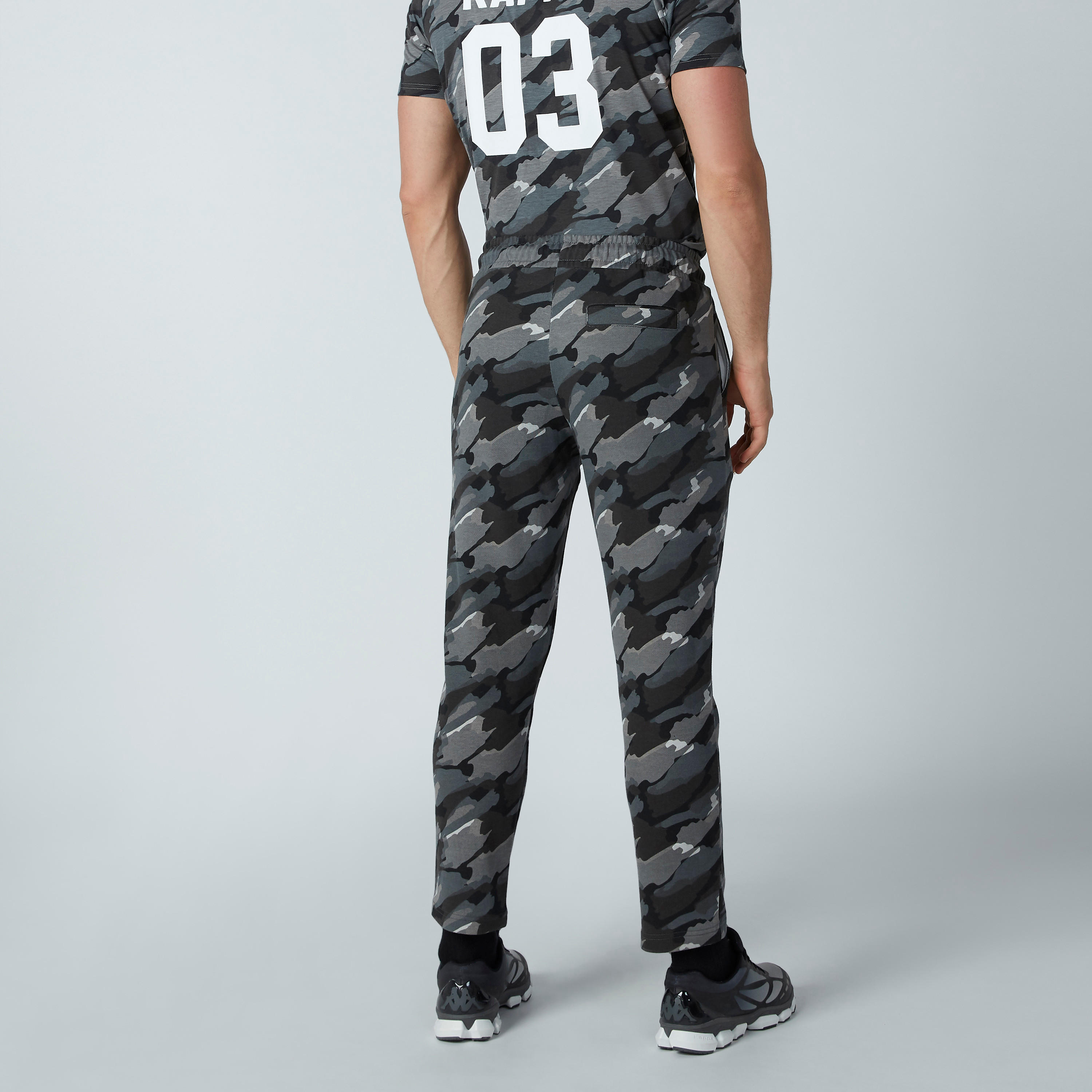 بنطال رياضي بجيوب وطبعات مموّهة من كابا-men-clothing-sportswearandactivewear-bottoms-image-4