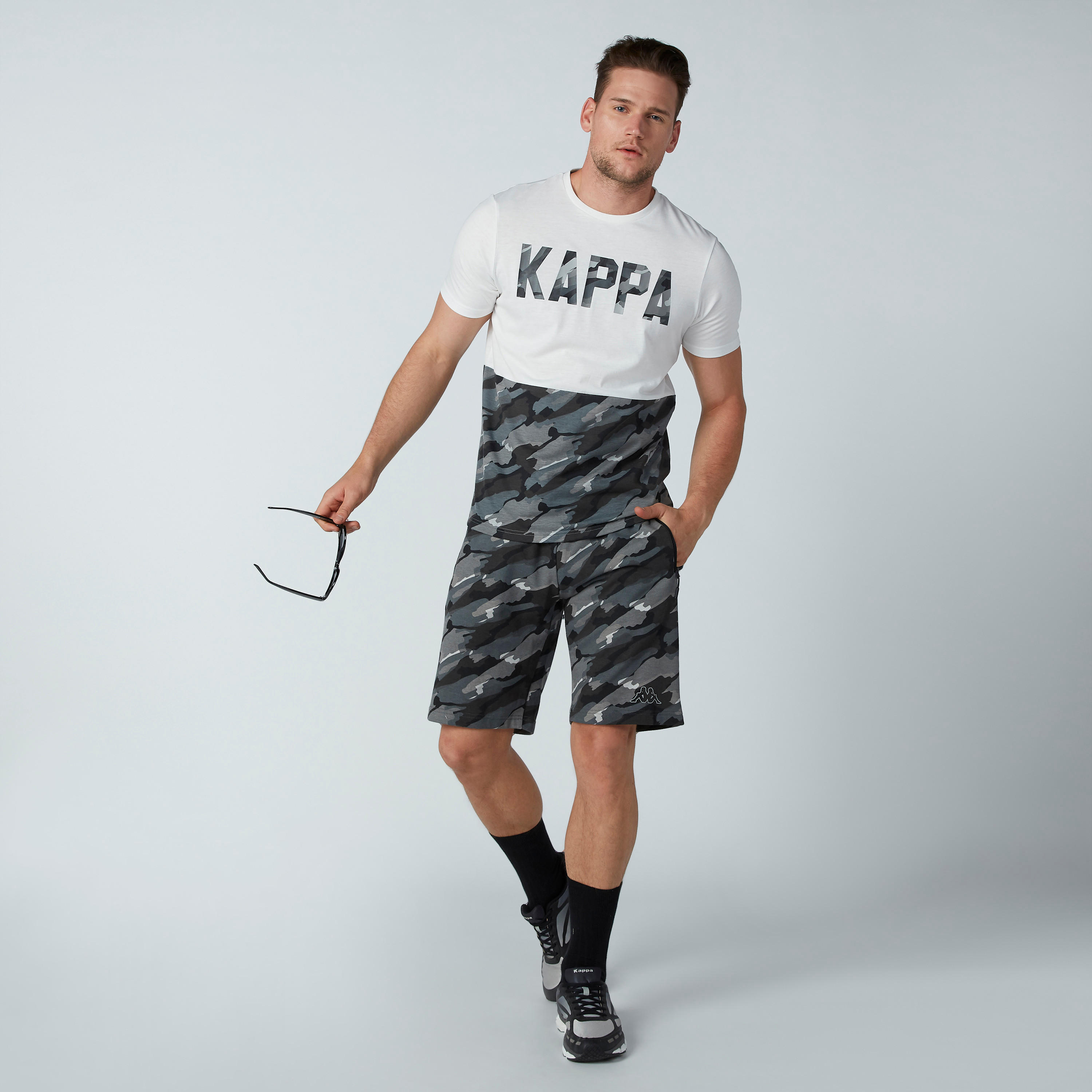 شورت برباط وجيوب وطبعات مموّهة من كابا-men-clothing-sportswearandactivewear-bottoms-image-4