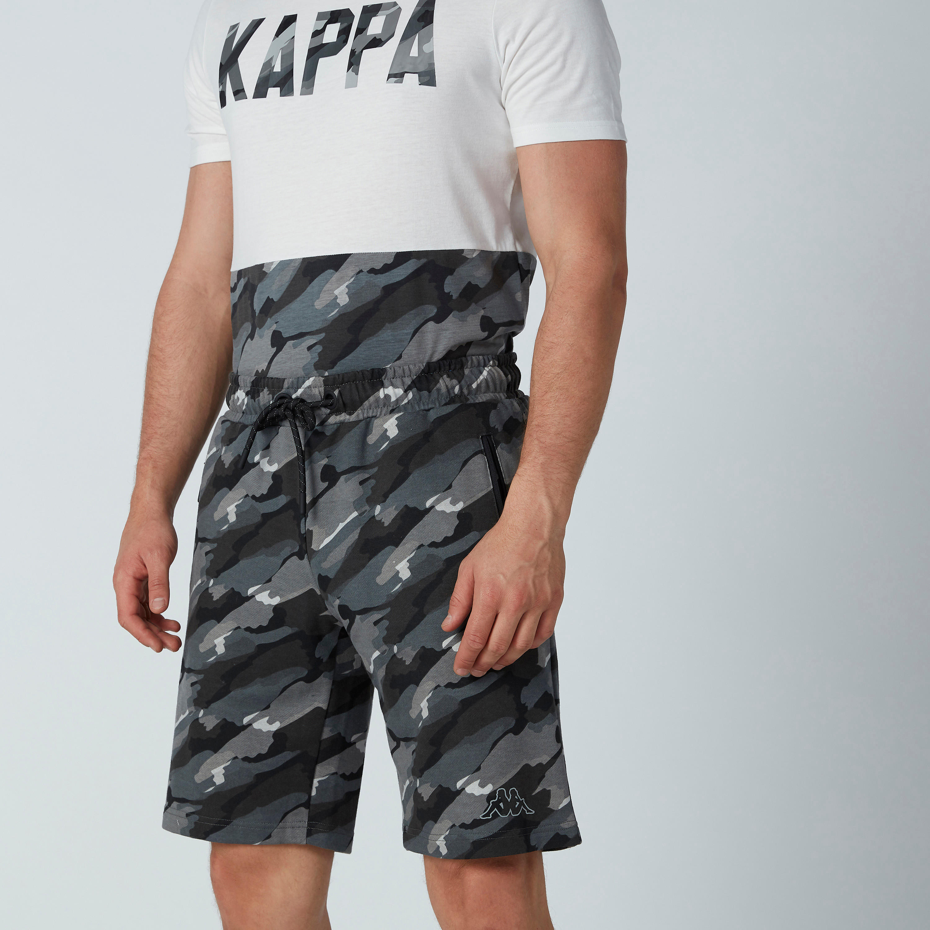 شورت برباط وجيوب وطبعات مموّهة من كابا-men-clothing-sportswearandactivewear-bottoms-image-3