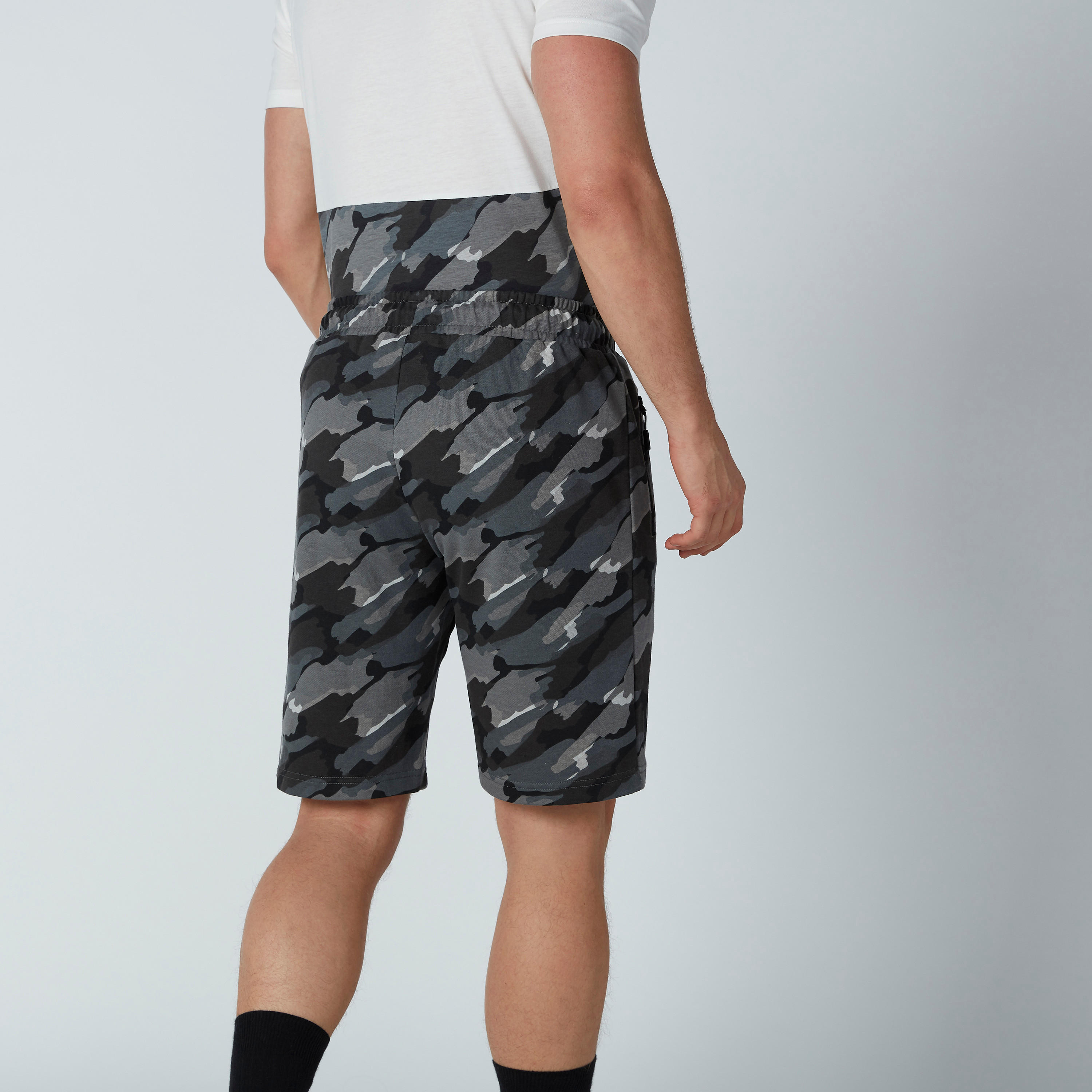 شورت برباط وجيوب وطبعات مموّهة من كابا-men-clothing-sportswearandactivewear-bottoms-image-2