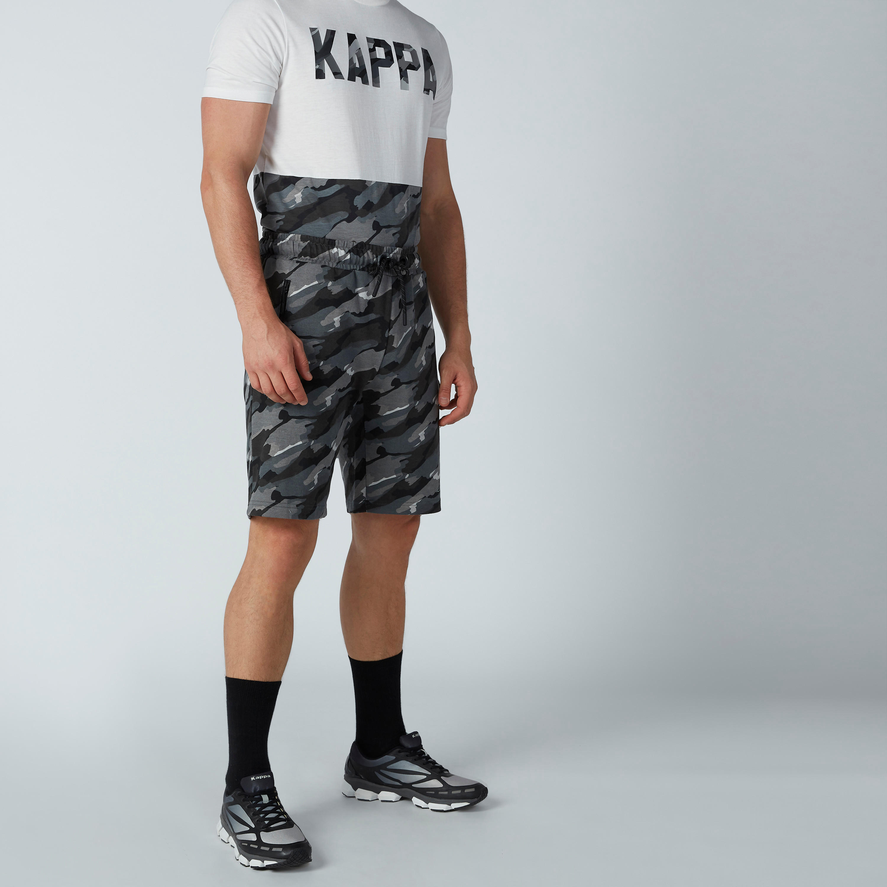 شورت برباط وجيوب وطبعات مموّهة من كابا-men-clothing-sportswearandactivewear-bottoms-image-1