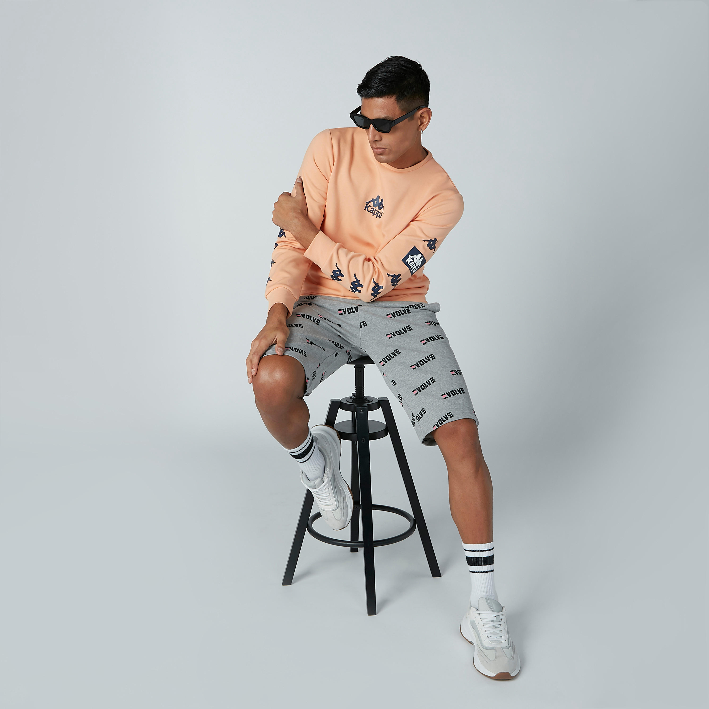 سويتر بأكمام طويلة وياقة مستديرة وطبعات من كابا-men-winterwear-hoodiesandsweatshirts-image-1