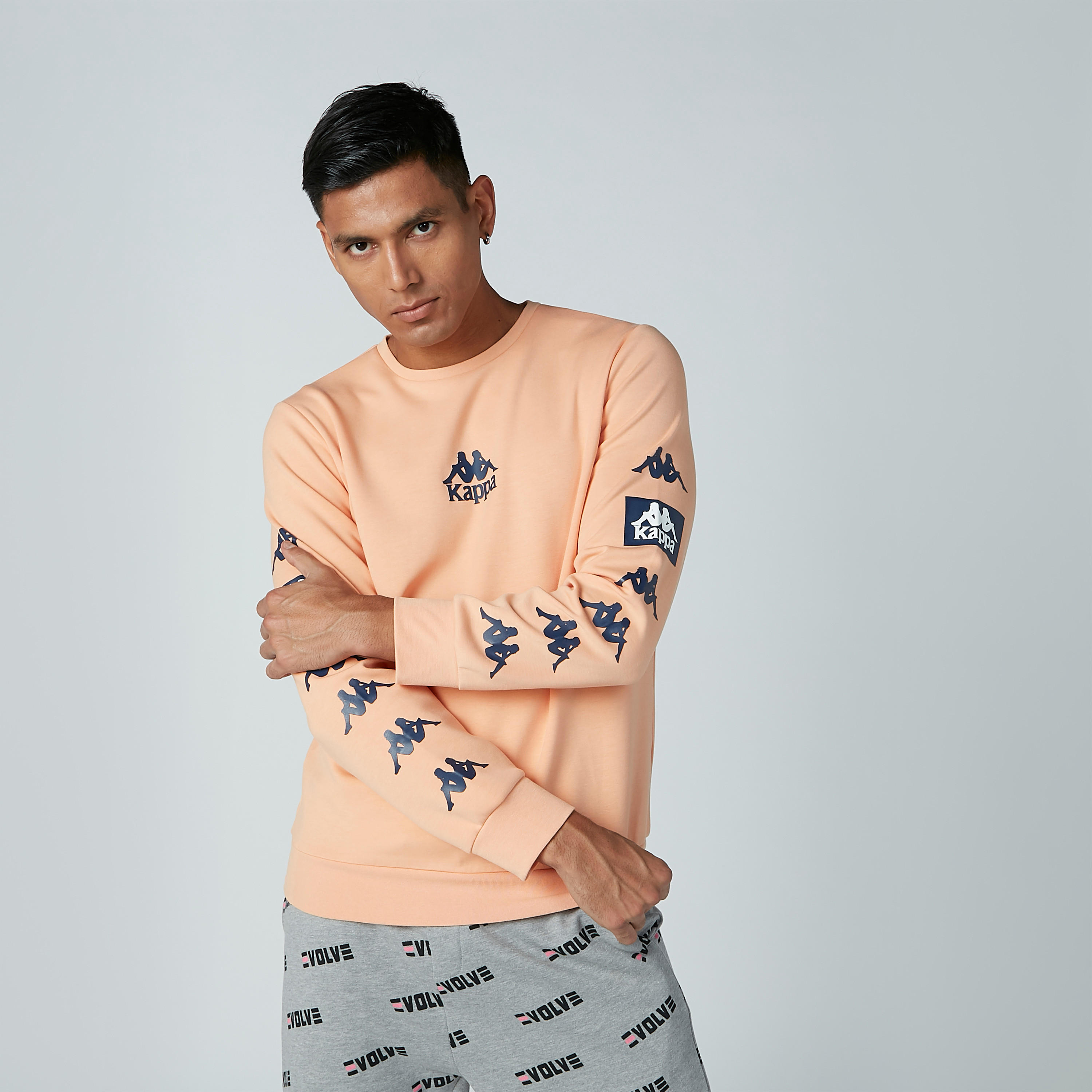 سويتر بأكمام طويلة وياقة مستديرة وطبعات من كابا-men-winterwear-hoodiesandsweatshirts-image-2