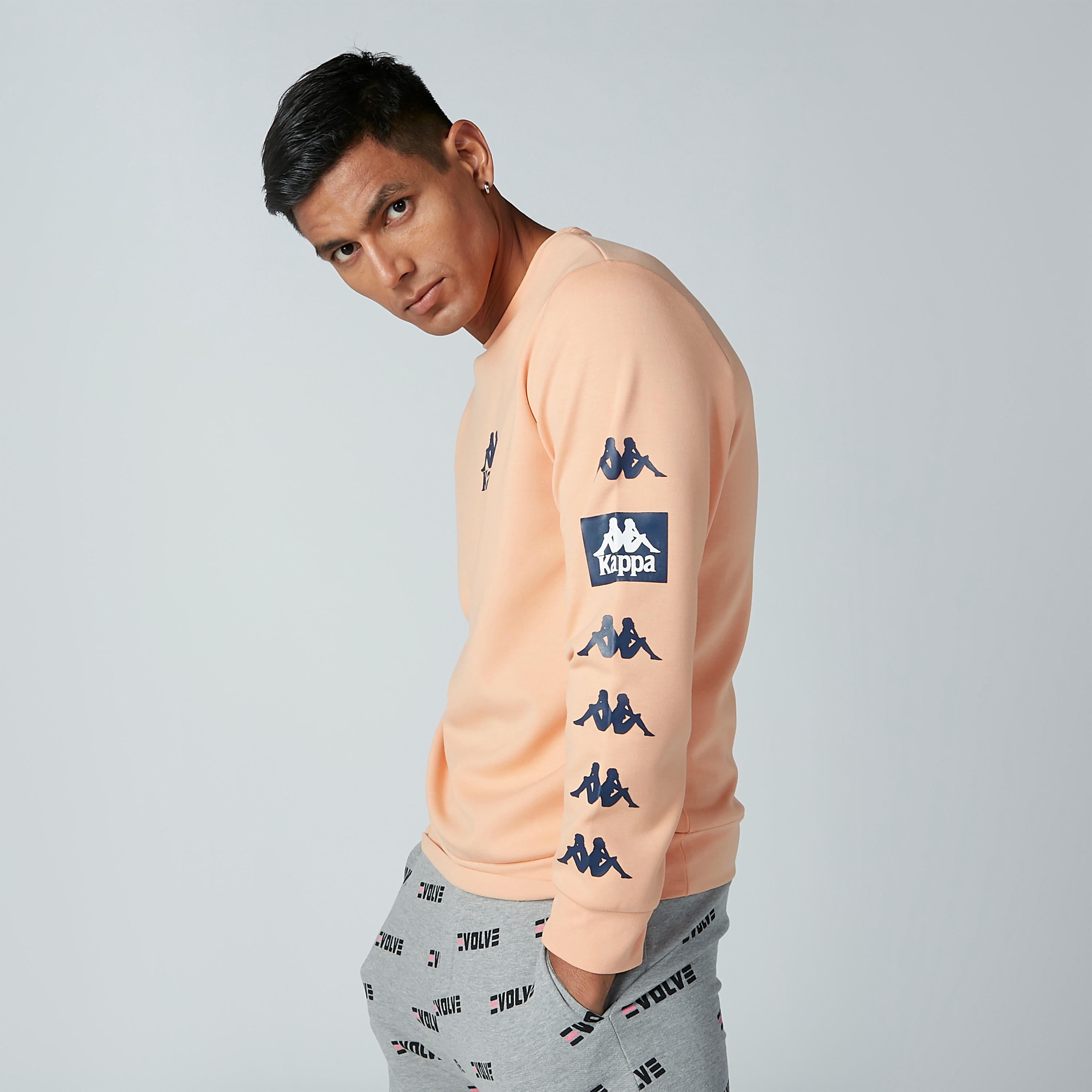 سويتر بأكمام طويلة وياقة مستديرة وطبعات من كابا-men-winterwear-hoodiesandsweatshirts-image-3
