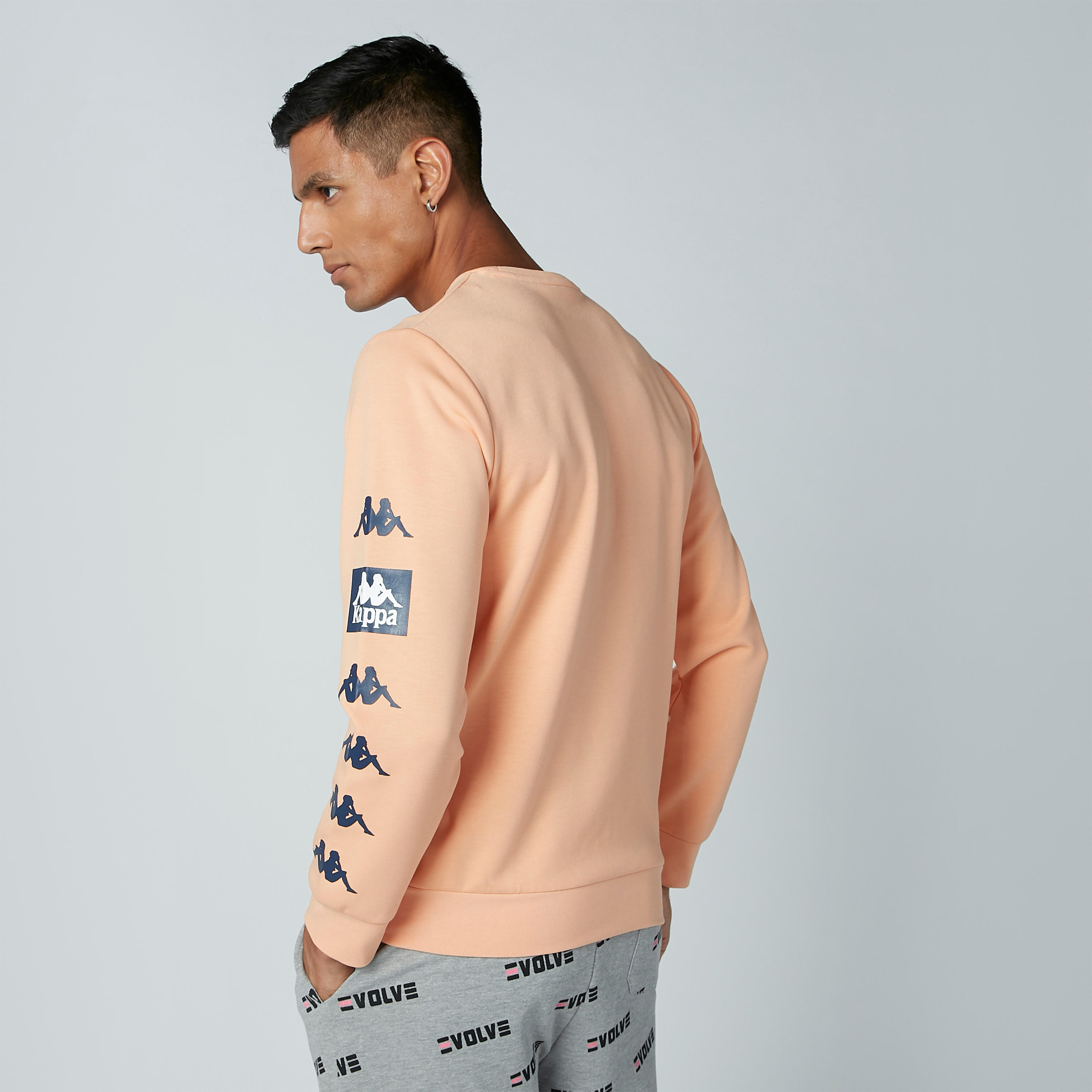 سويتر بأكمام طويلة وياقة مستديرة وطبعات من كابا-men-winterwear-hoodiesandsweatshirts-image-4
