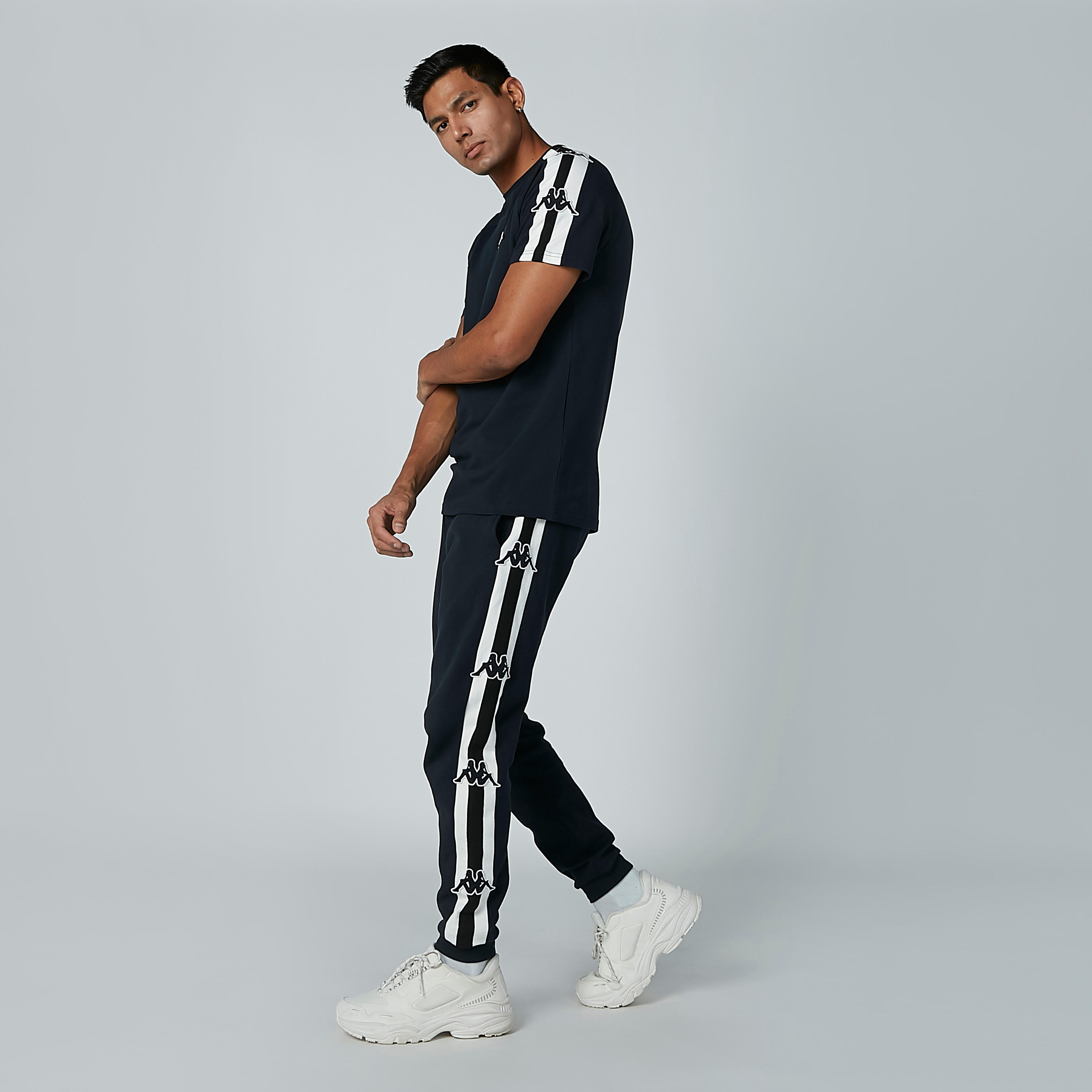 بنطال رياضي بجيوب وشريطة وطبعات من كابا-men-clothing-bottoms-joggers-image-1