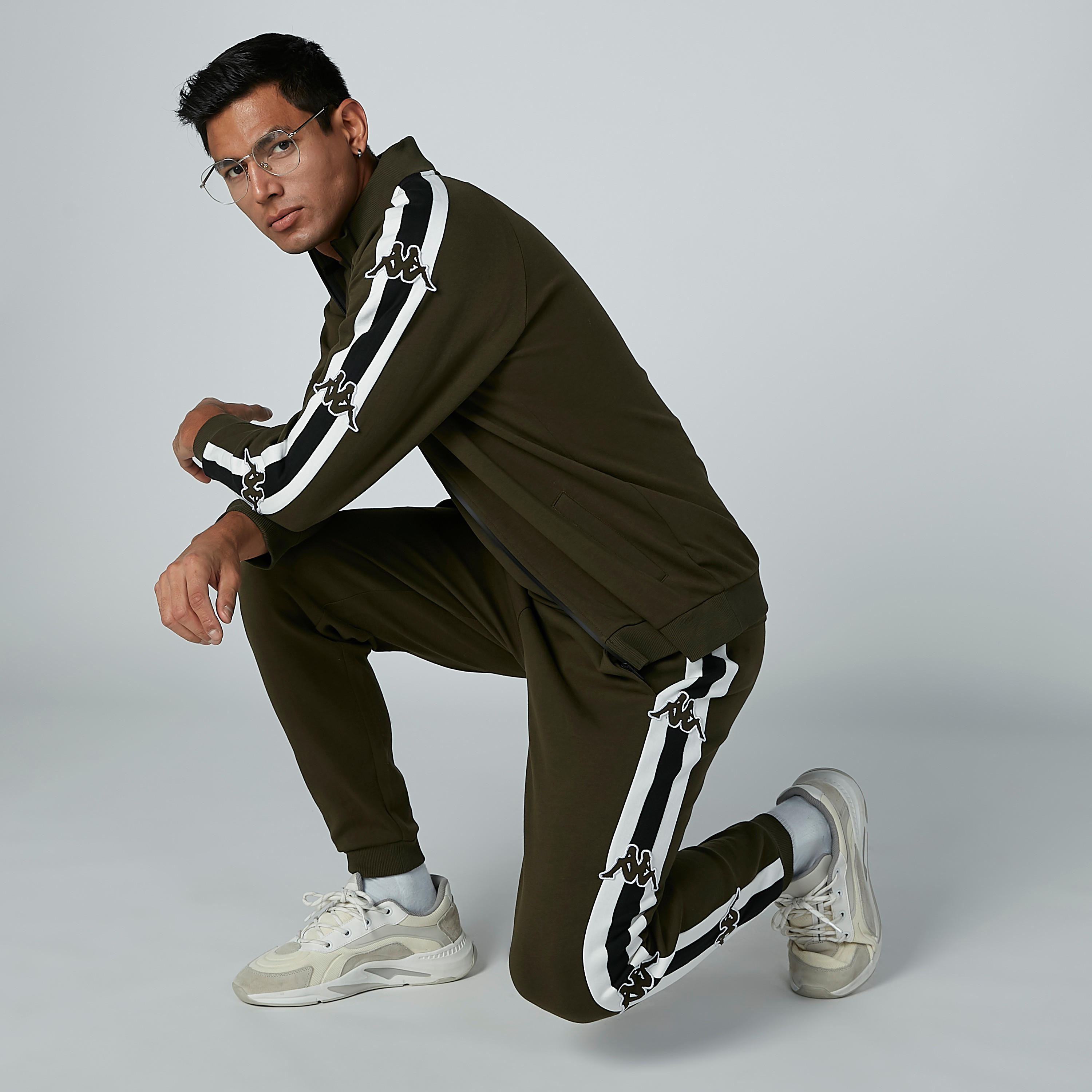 بنطال رياضي برباط وجيوب وشريطة من كابا-men-clothing-sportswearandactivewear-bottoms-image-2