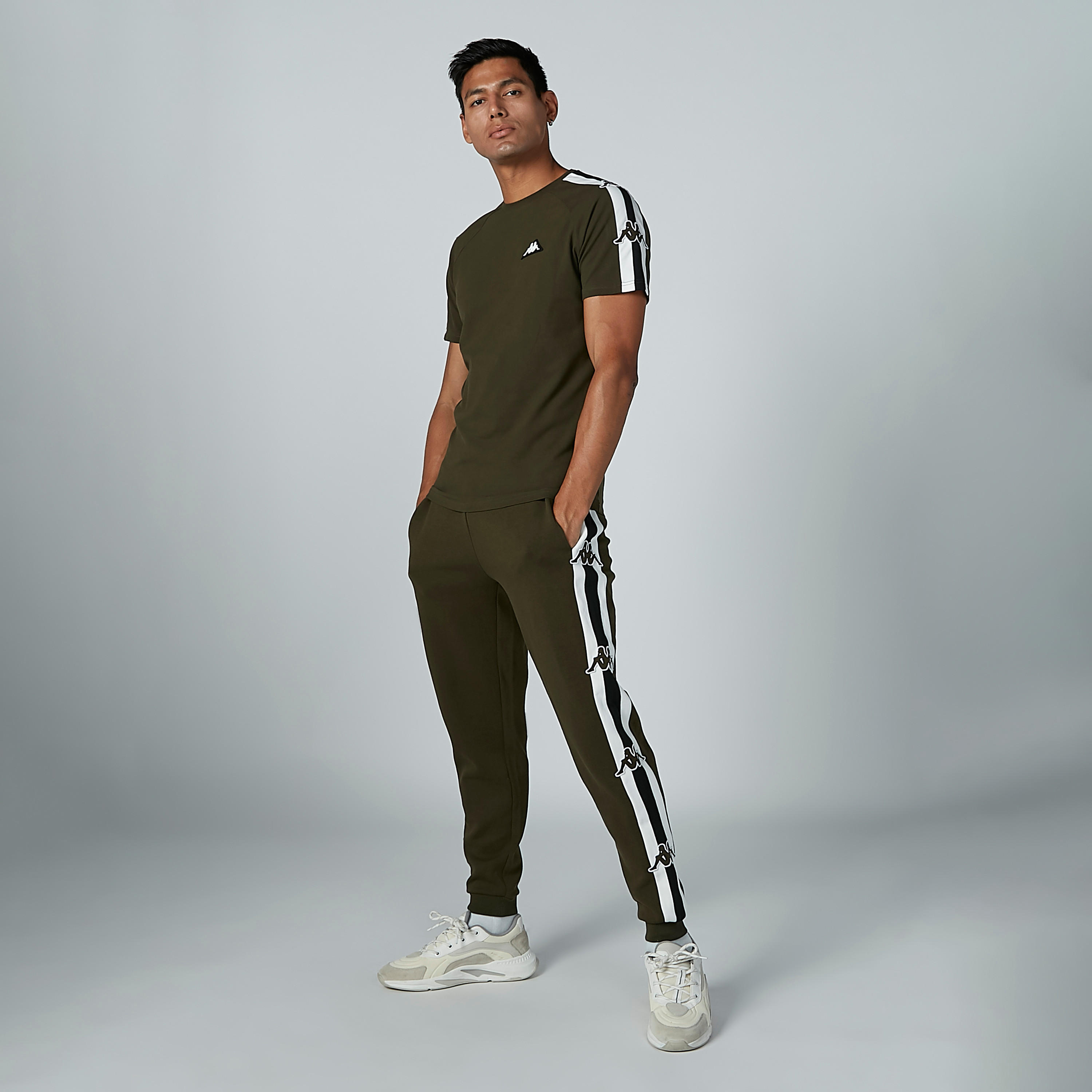 بنطال رياضي برباط وجيوب وشريطة من كابا-men-clothing-sportswearandactivewear-bottoms-image-3