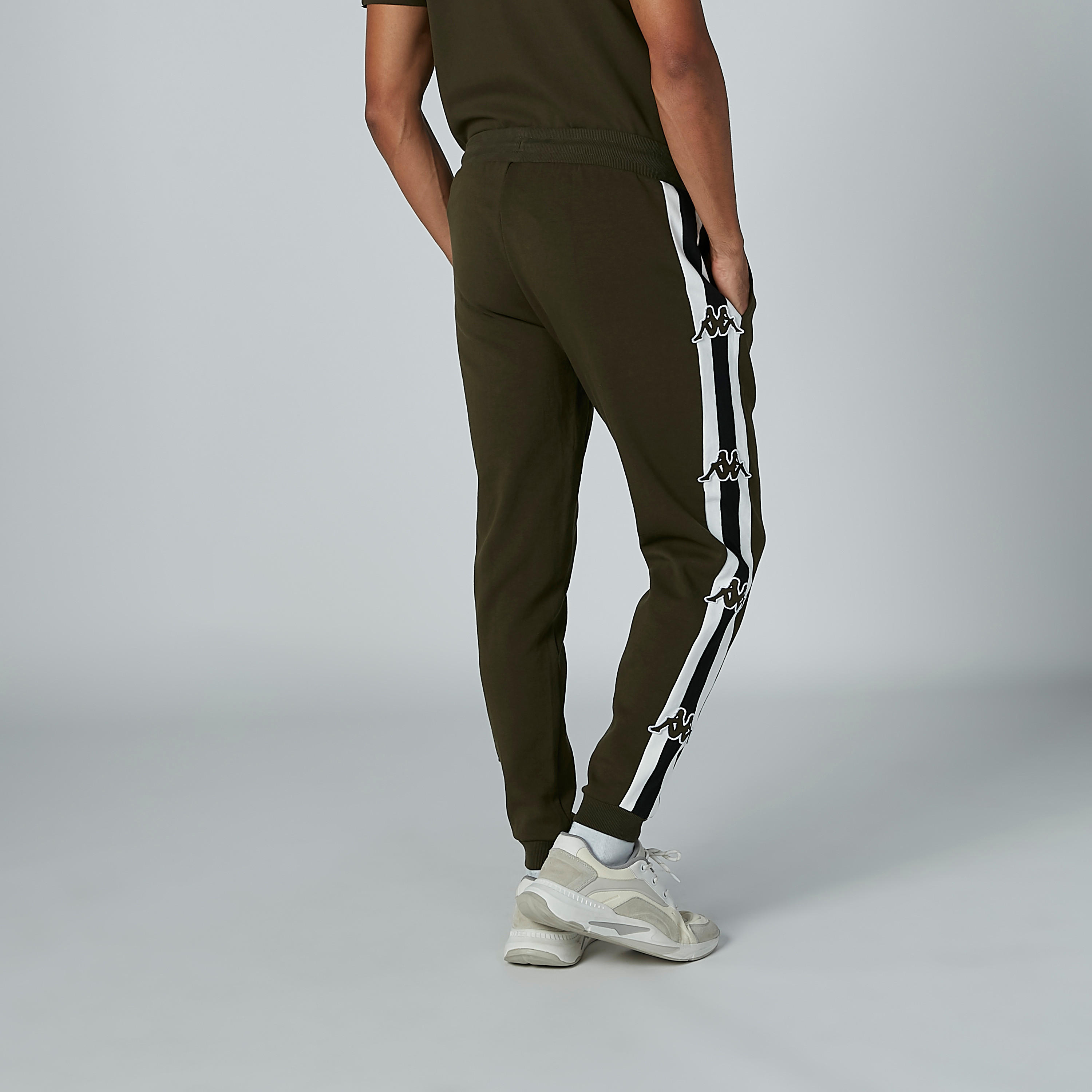 بنطال رياضي برباط وجيوب وشريطة من كابا-men-clothing-sportswearandactivewear-bottoms-image-4