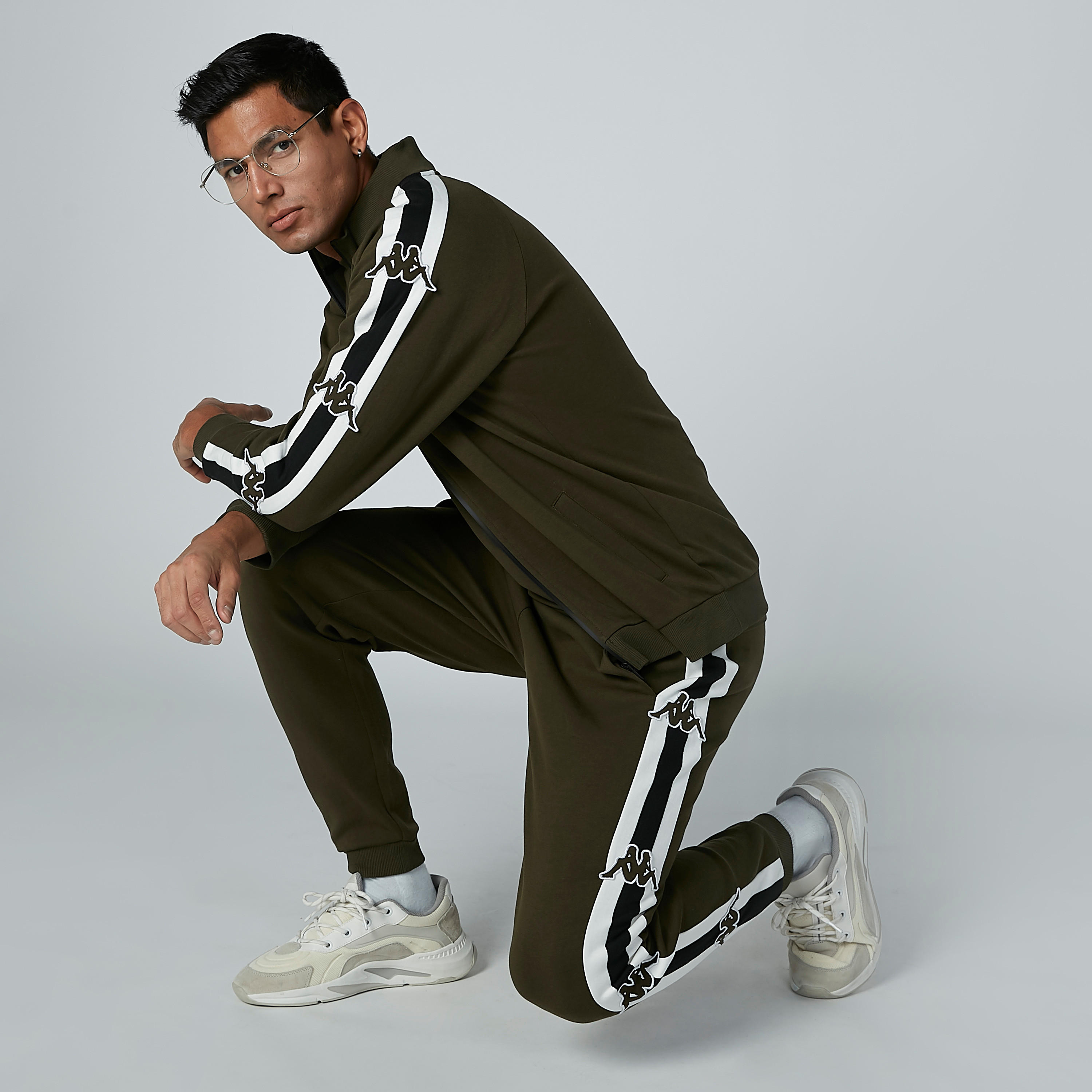 جاكيت بسحّاب إغلاق وشريطة من كابا-men-clothing-jacketsandblazers-jackets-image-3