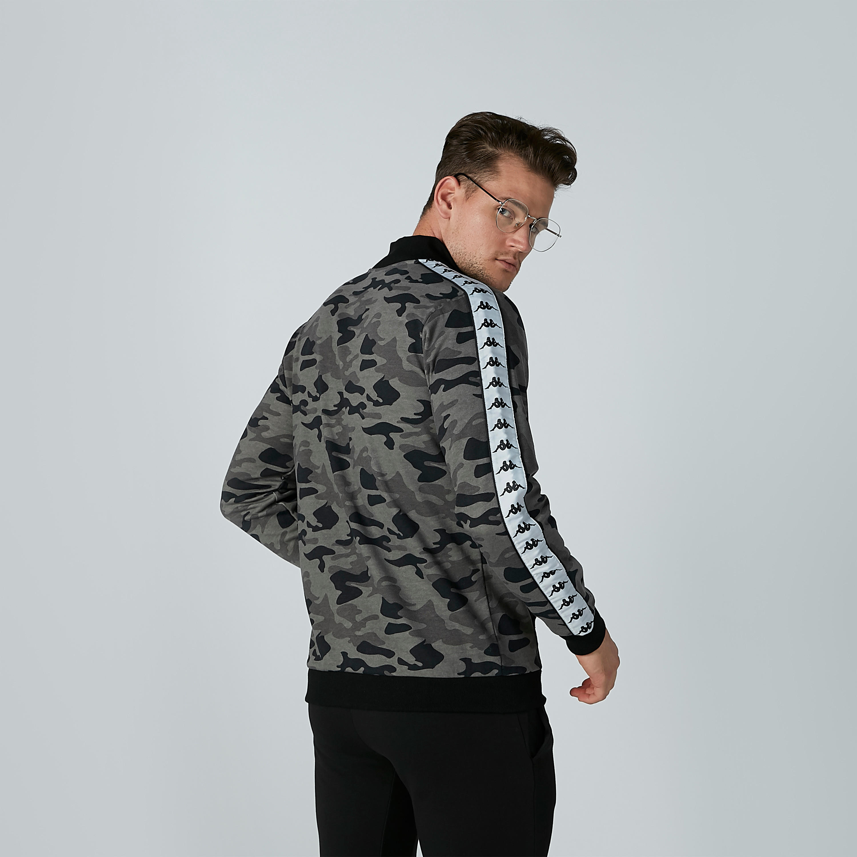 جاكيت بومبر بأكمام طويلة وشريطة وطبعات من كابا-men-clothing-jacketsandblazers-jackets-image-4