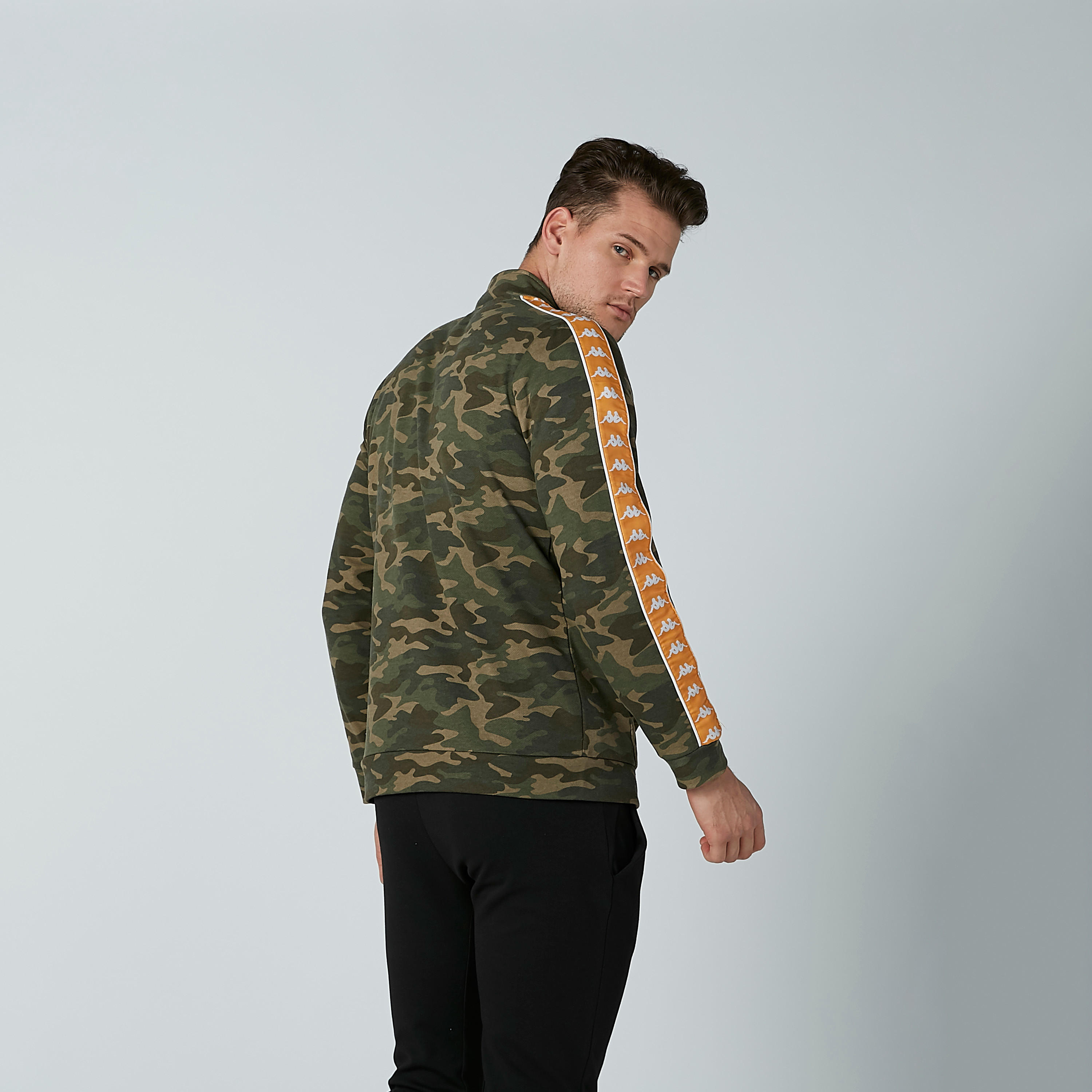 جاكيت بومبر بأكمام طويلة وشريطة وطبعات من كابا-men-clothing-jacketsandblazers-jackets-image-5