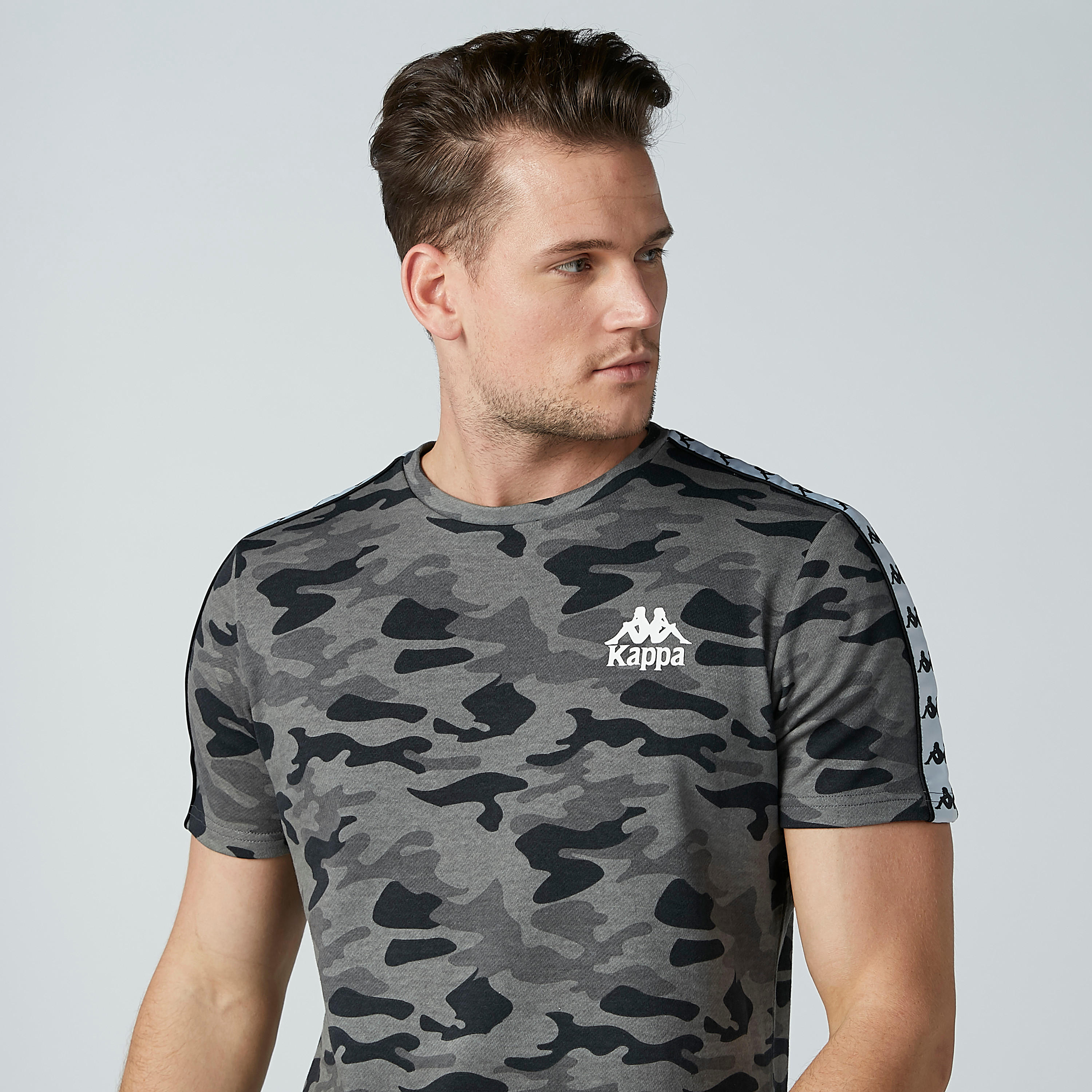 تيشيرت بياقة مستديرة وشريطة وطبعات من كابا-men-clothing-tshirtsandpolos-tshirts-image-1