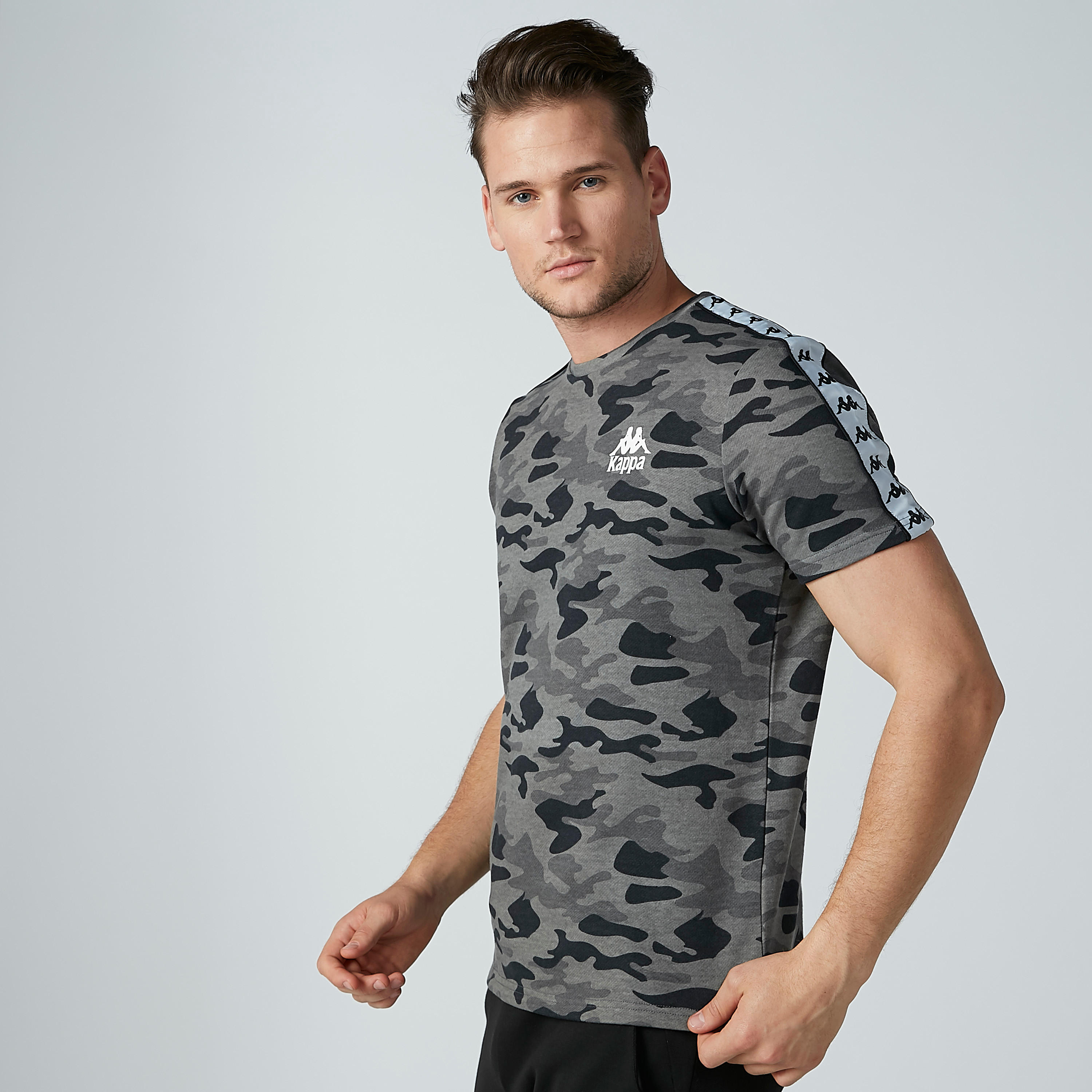 تيشيرت بياقة مستديرة وشريطة وطبعات من كابا-men-clothing-tshirtsandpolos-tshirts-image-2