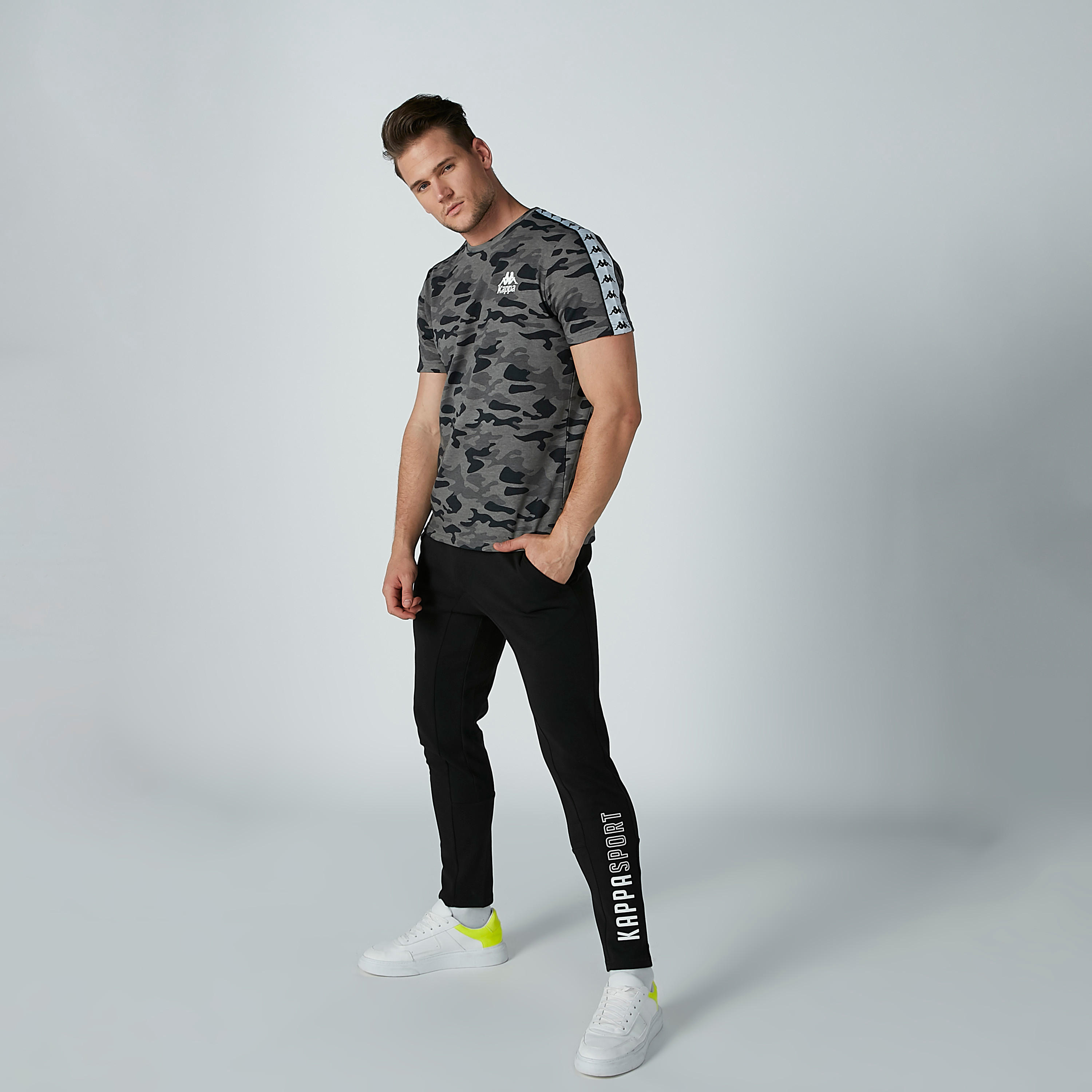 تيشيرت بياقة مستديرة وشريطة وطبعات من كابا-men-clothing-tshirtsandpolos-tshirts-image-3