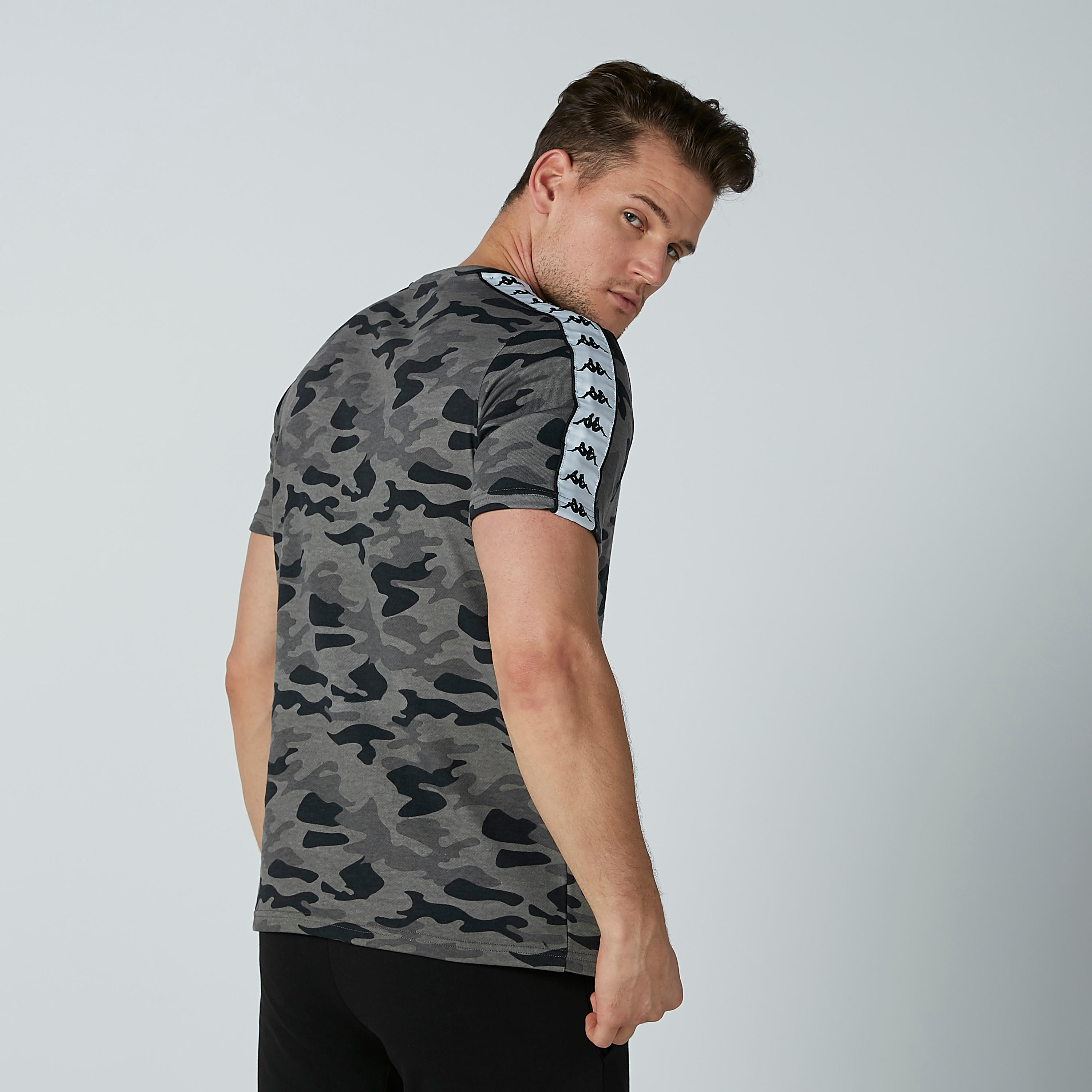 تيشيرت بياقة مستديرة وشريطة وطبعات من كابا-men-clothing-tshirtsandpolos-tshirts-image-5