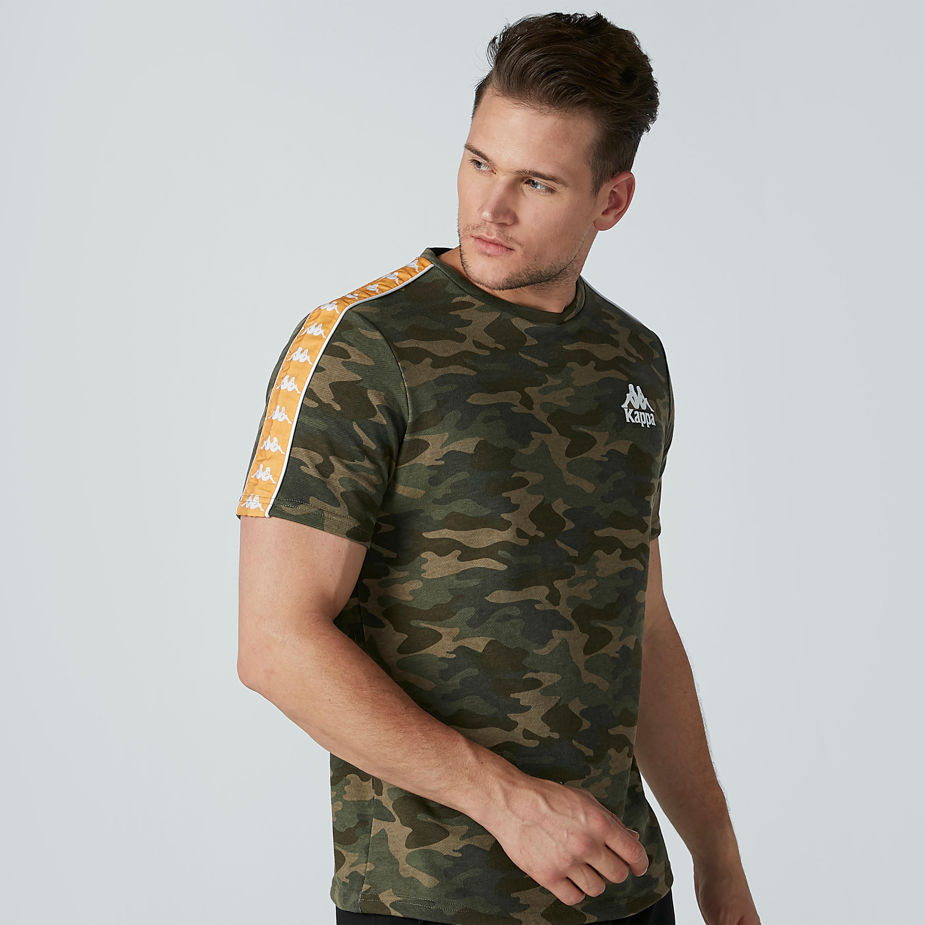 تيشيرت بياقة مستديرة وشريطة وطبعات من كابا-men-clothing-tshirtsandpolos-tshirts-image-1