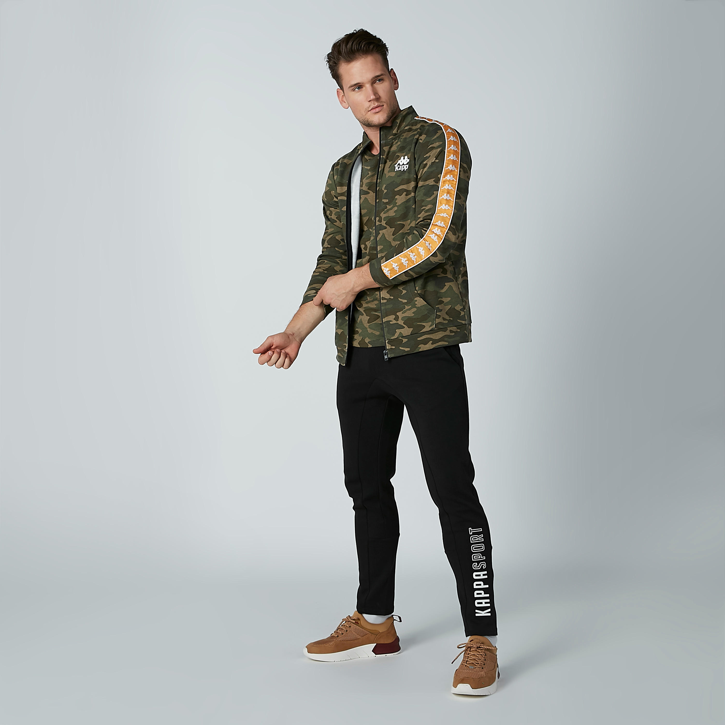 تيشيرت بياقة مستديرة وشريطة وطبعات من كابا-men-clothing-tshirtsandpolos-tshirts-image-2