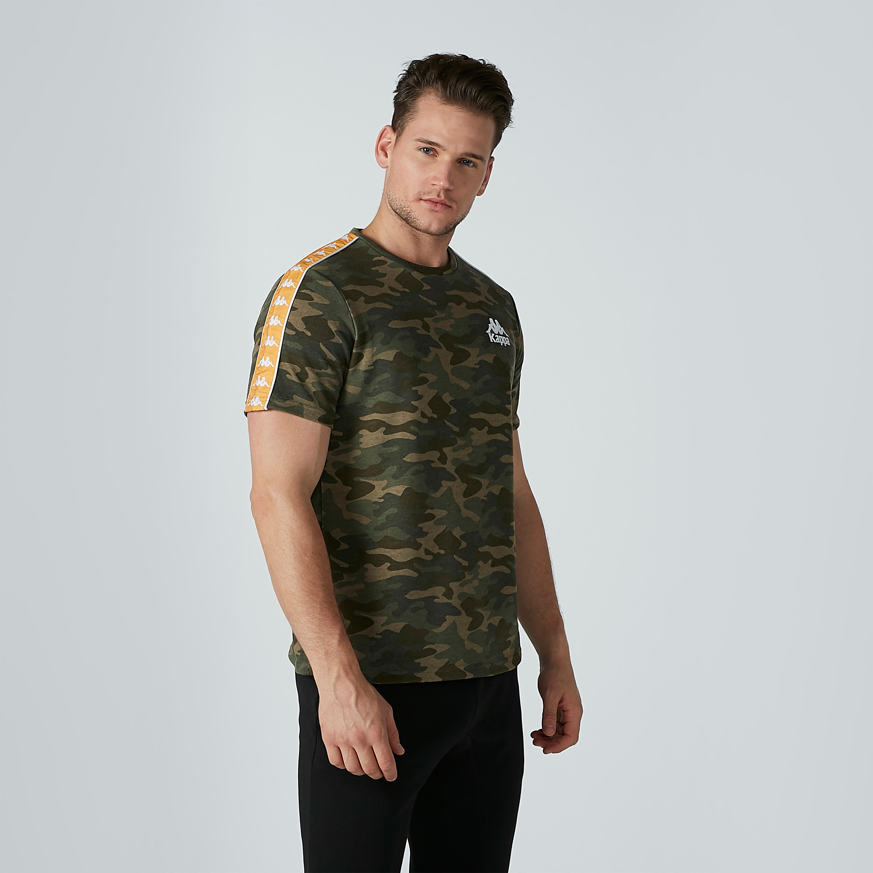 تيشيرت بياقة مستديرة وشريطة وطبعات من كابا-men-clothing-tshirtsandpolos-tshirts-image-3
