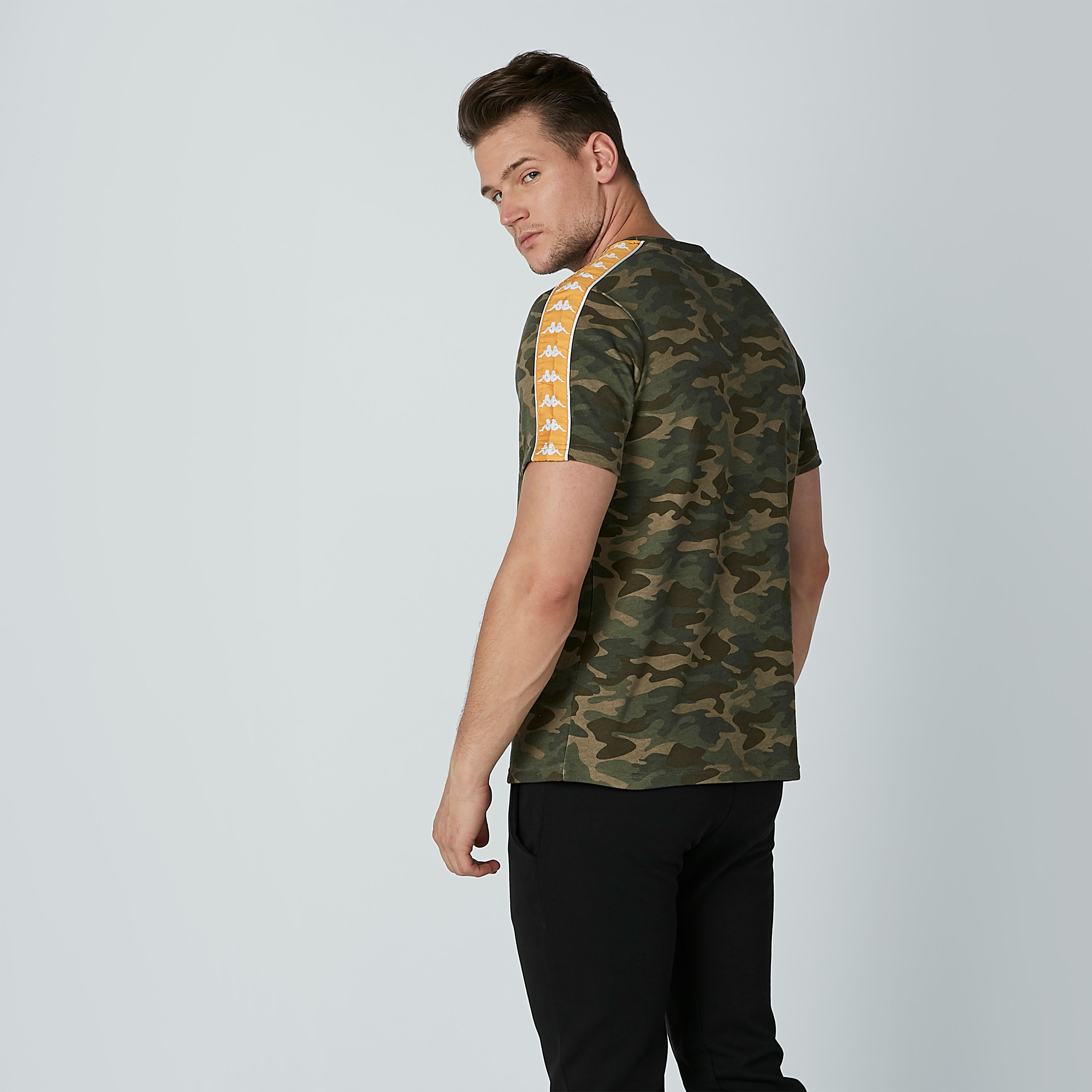 تيشيرت بياقة مستديرة وشريطة وطبعات من كابا-men-clothing-tshirtsandpolos-tshirts-image-4