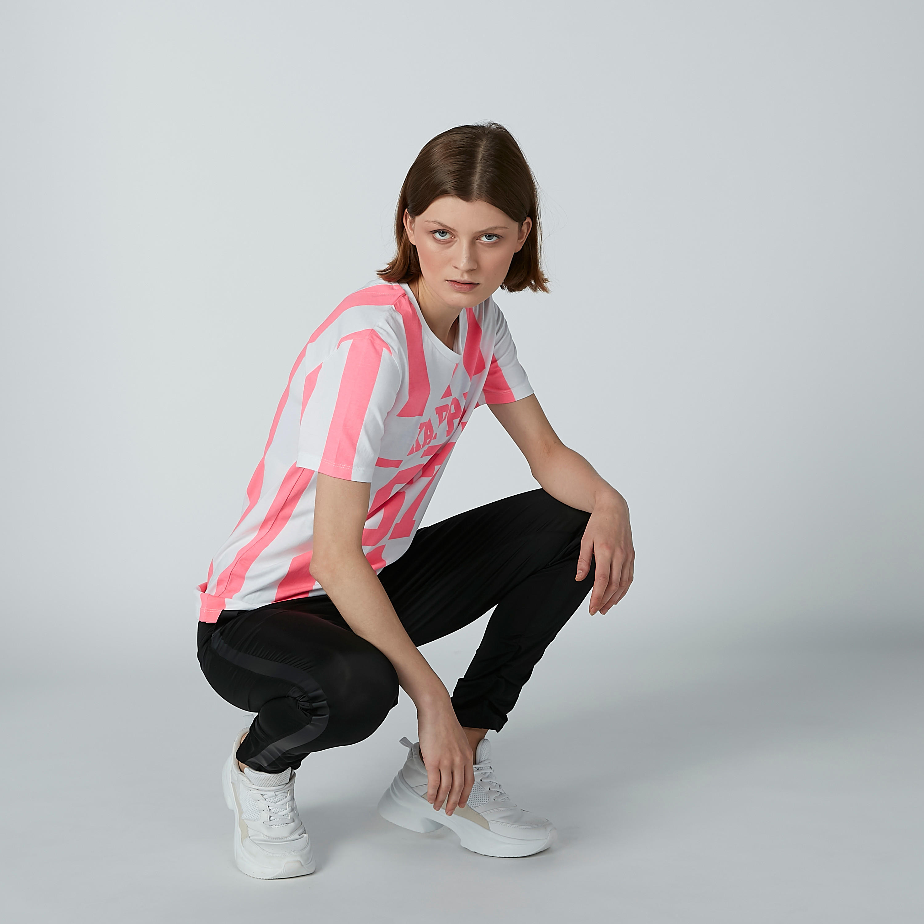 تيشيرت بياقة مستديرة وأكمام قصيرة وطبعات من كابا-women-clothing-tshirts-image-1