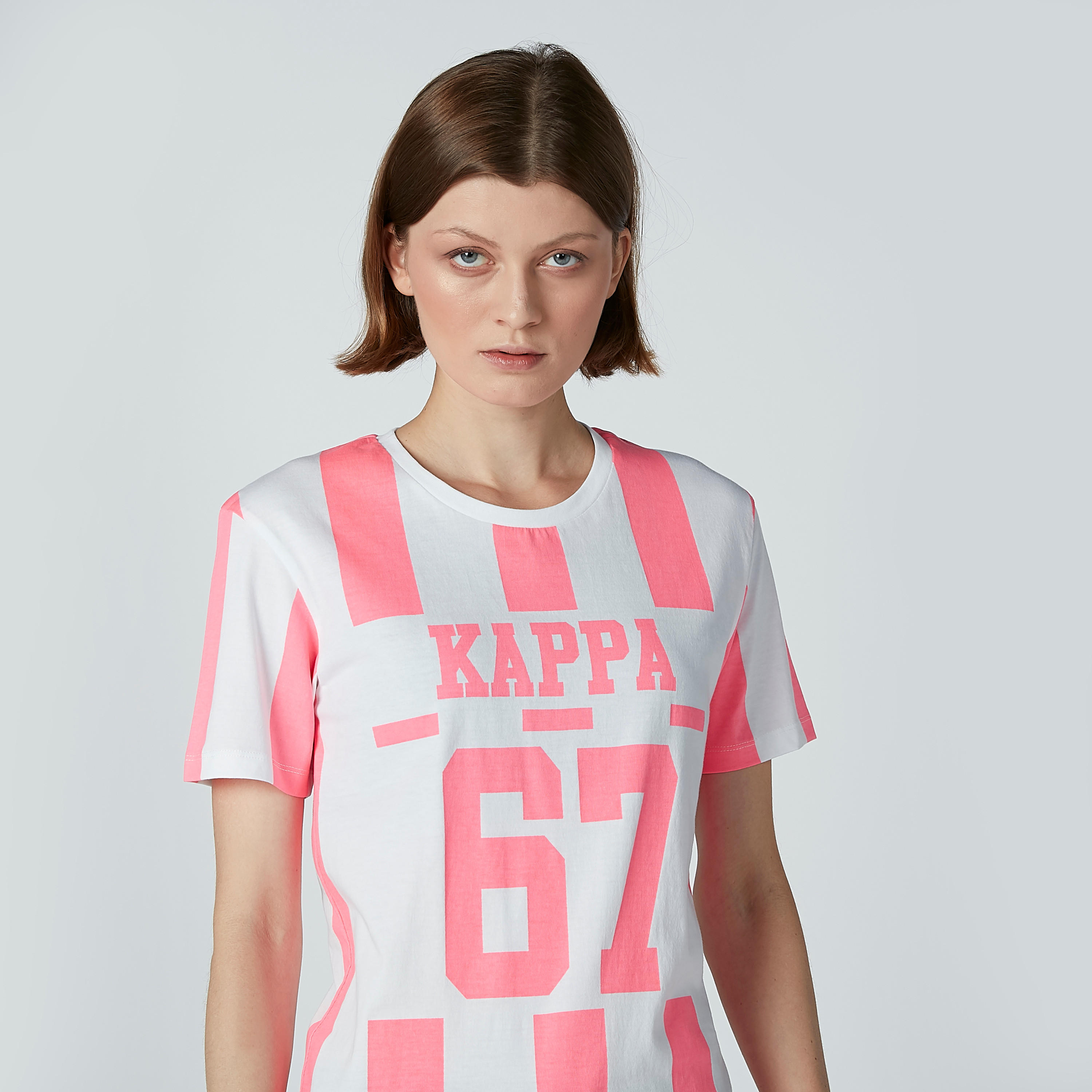 تيشيرت بياقة مستديرة وأكمام قصيرة وطبعات من كابا-women-clothing-tshirts-image-4