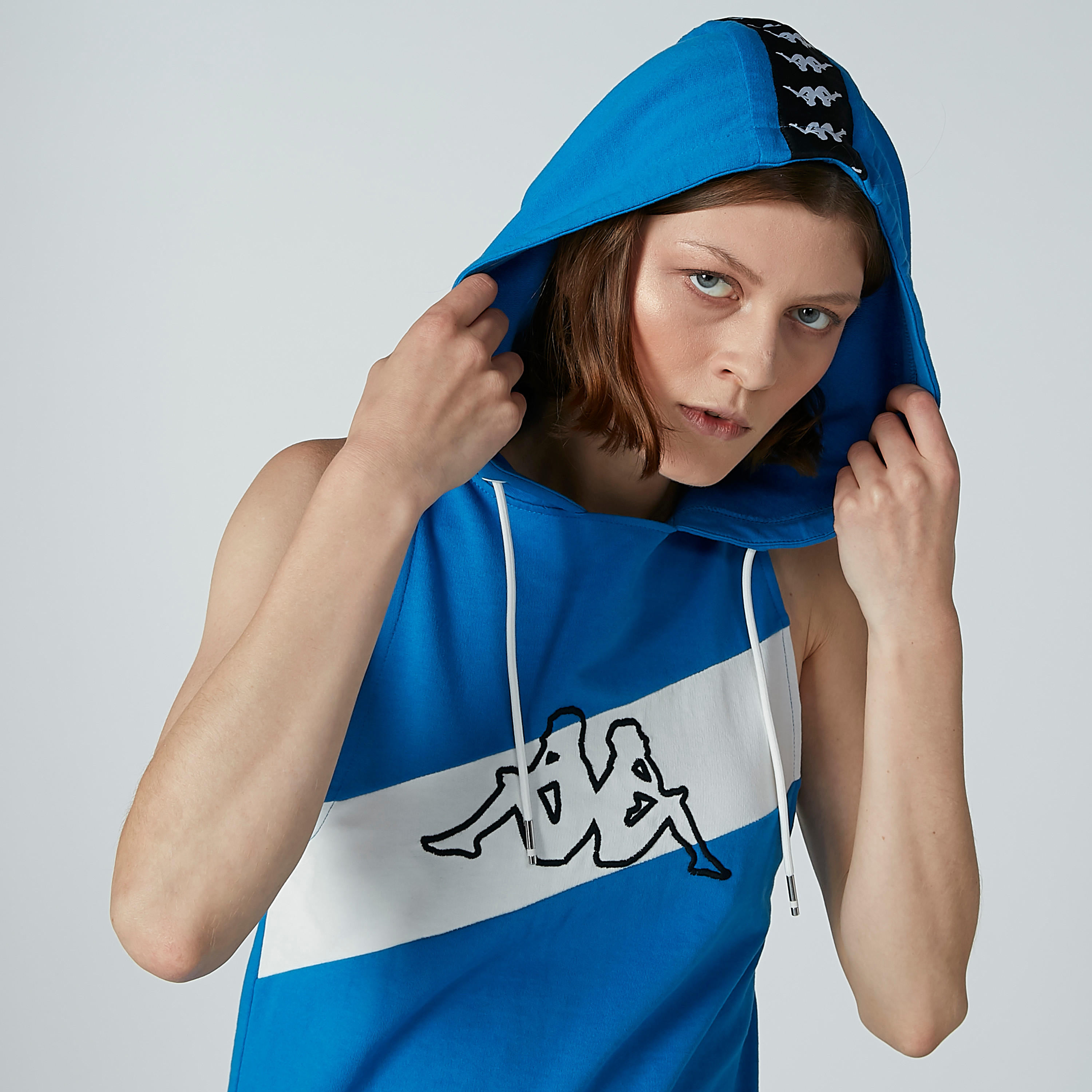 تيشيرت دون أكمام بقبّعة وشريطة وطبعات من كابا-women-clothing-sportswearandactivewear-tshirtsandvests-image-1