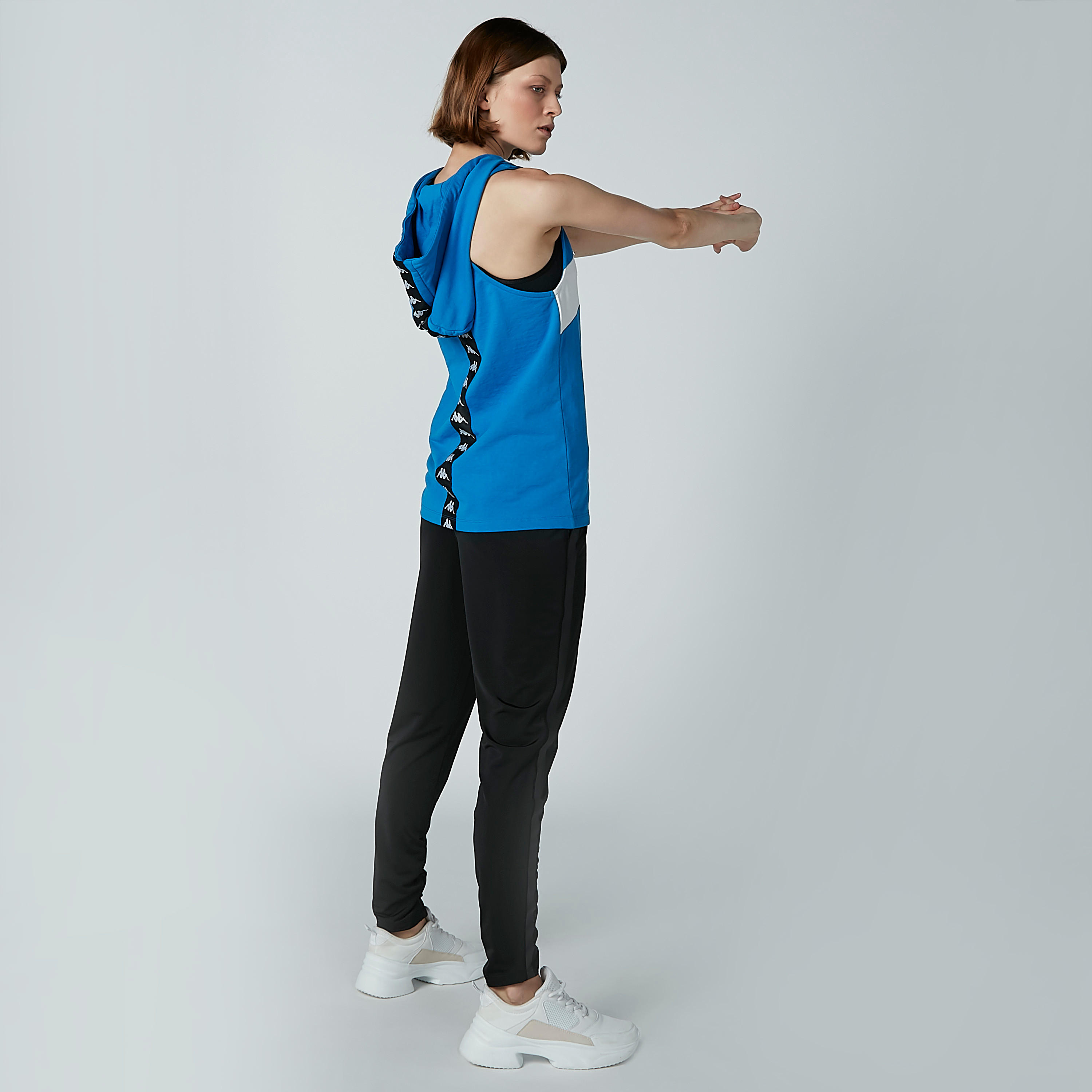 تيشيرت دون أكمام بقبّعة وشريطة وطبعات من كابا-women-clothing-sportswearandactivewear-tshirtsandvests-image-3
