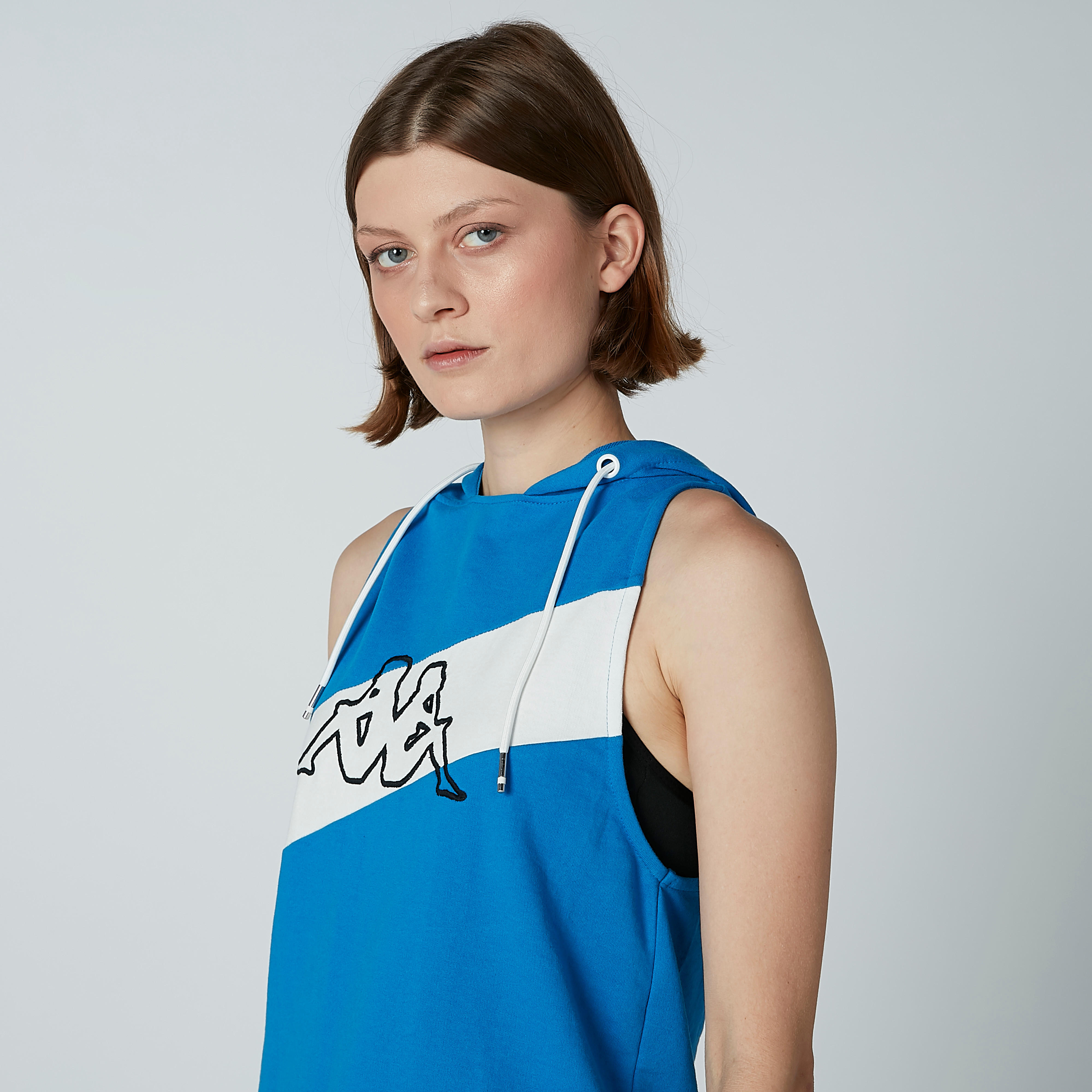 تيشيرت دون أكمام بقبّعة وشريطة وطبعات من كابا-women-clothing-sportswearandactivewear-tshirtsandvests-image-6