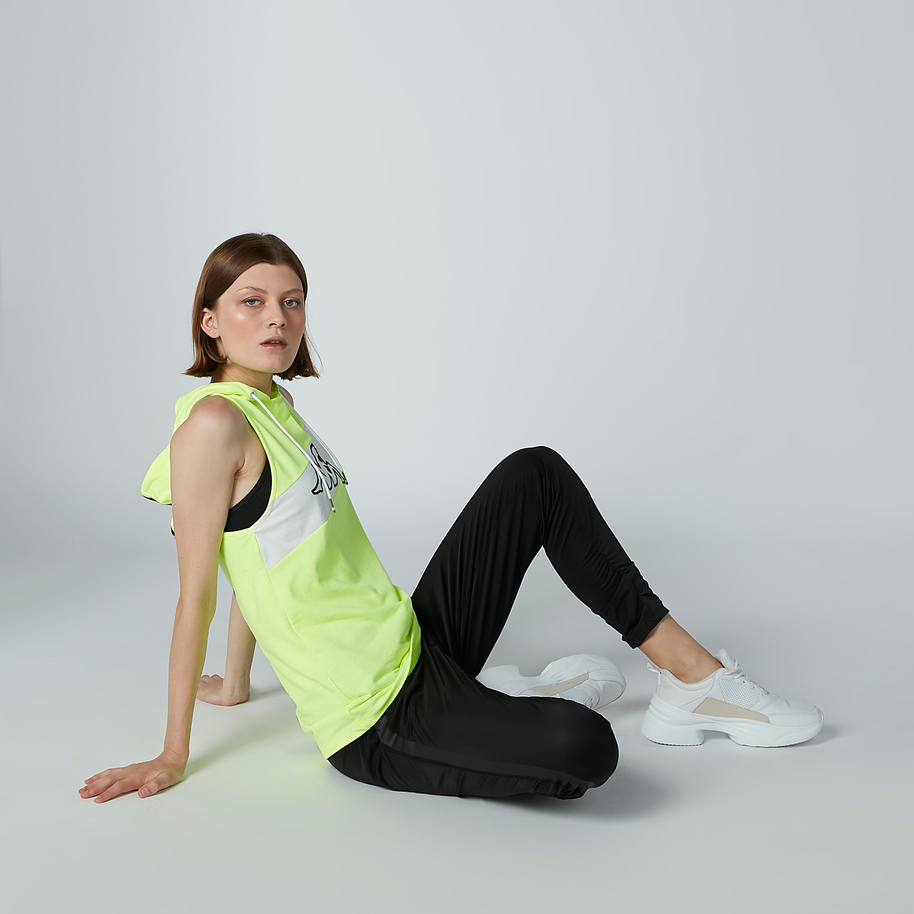 بلوزة دون أكمام بقبّعة وشريطة وطبعات من كابا-women-clothing-sportswearandactivewear-tshirtsandvests-image-3