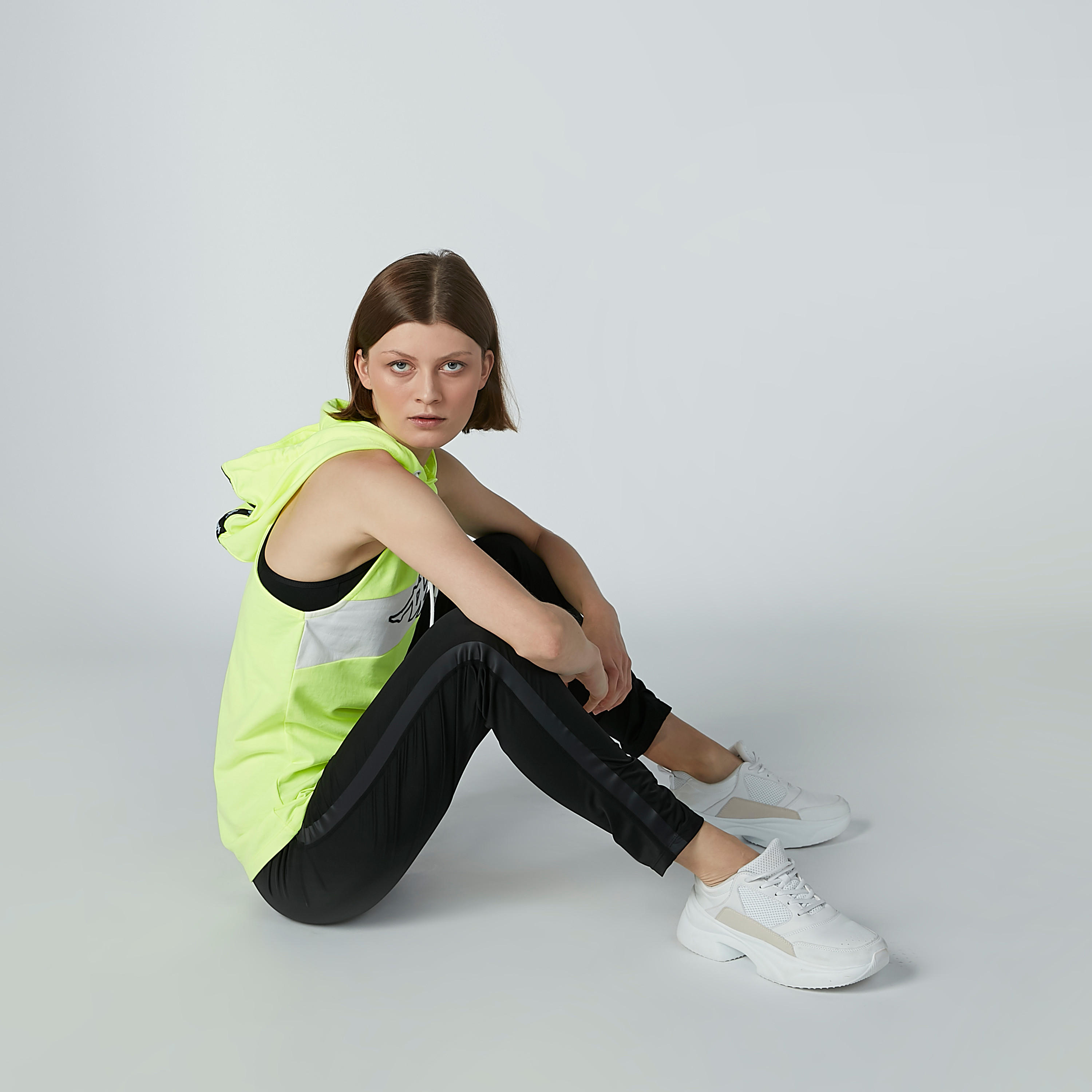 بلوزة دون أكمام بقبّعة وشريطة وطبعات من كابا-women-clothing-sportswearandactivewear-tshirtsandvests-image-5