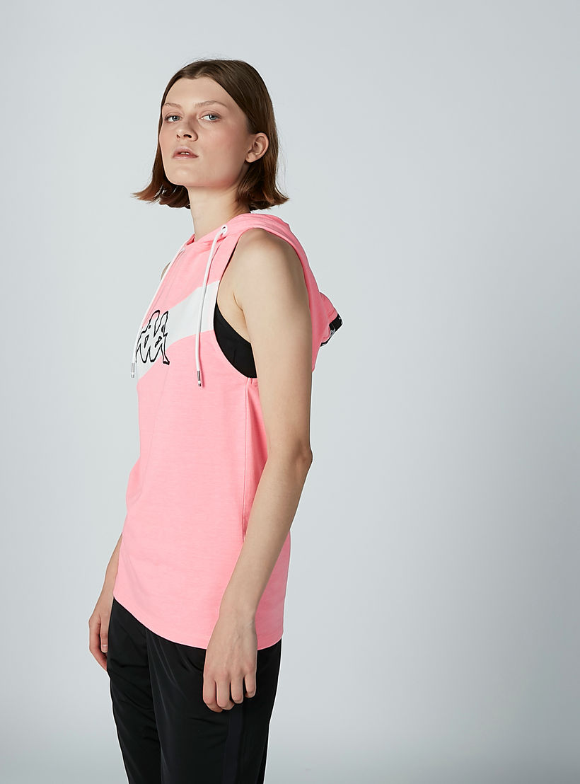 تيشيرت دون أكمام بقبّعة وشريطة وطبعات من كابا-women-clothing-sportswearandactivewear-tshirtsandvests-image-2