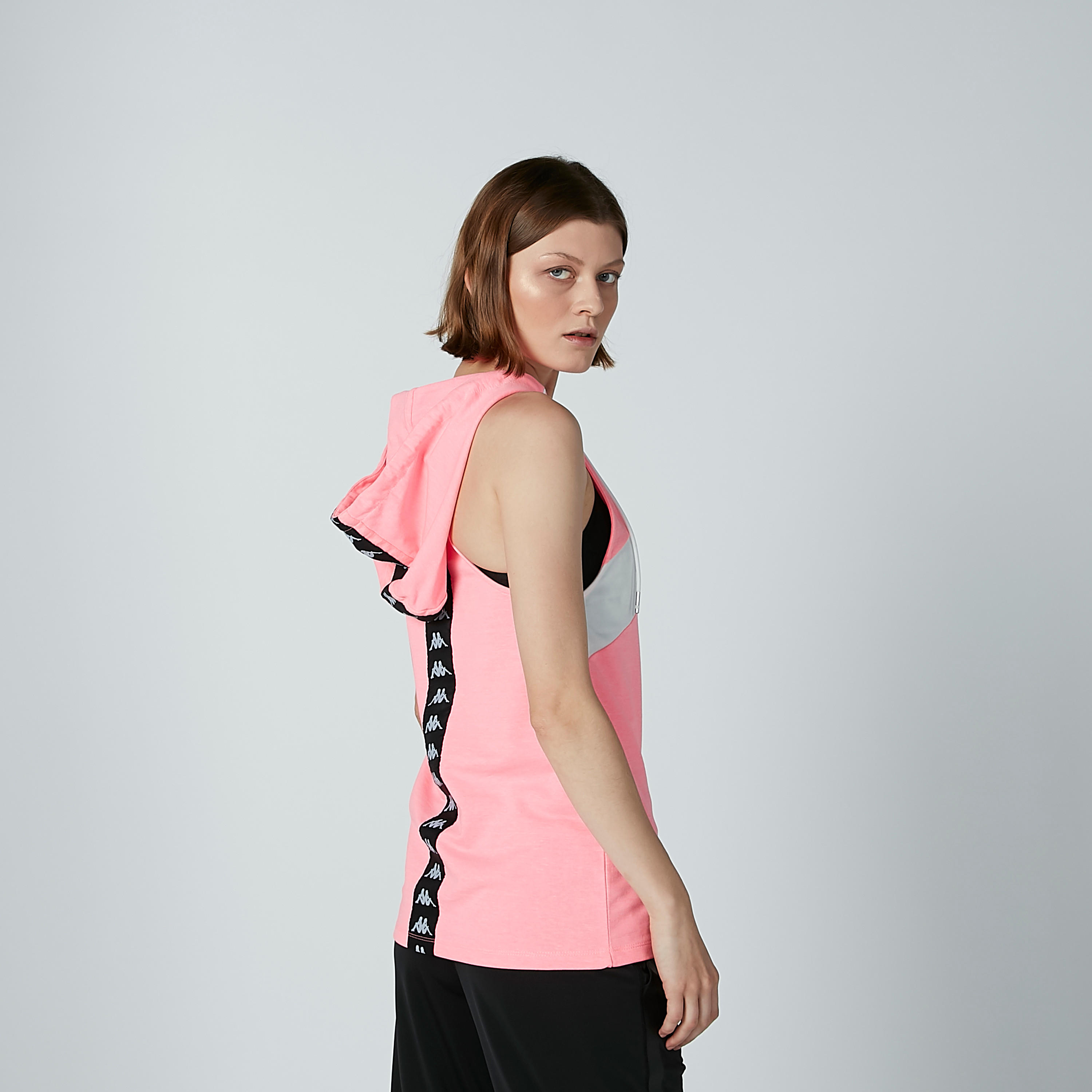 تيشيرت دون أكمام بقبّعة وشريطة وطبعات من كابا-women-clothing-sportswearandactivewear-tshirtsandvests-image-6